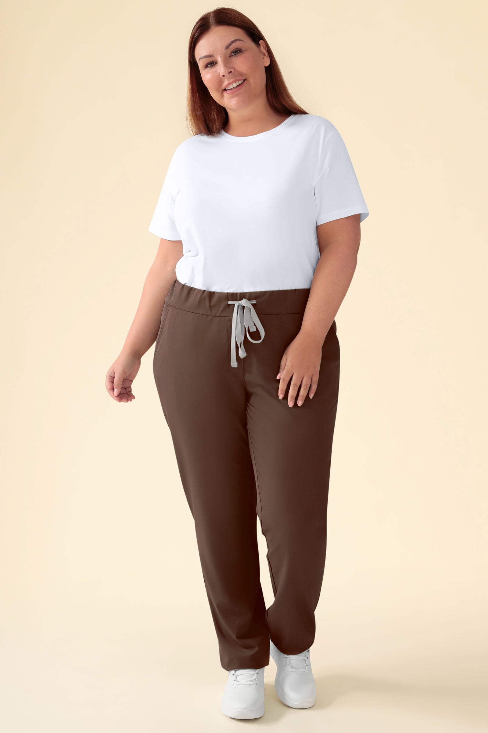 KAERE Pantalon Femme - sans poche cargo coffee, Vue de face Le mannequin mesure 173 cm et porte la taille XL