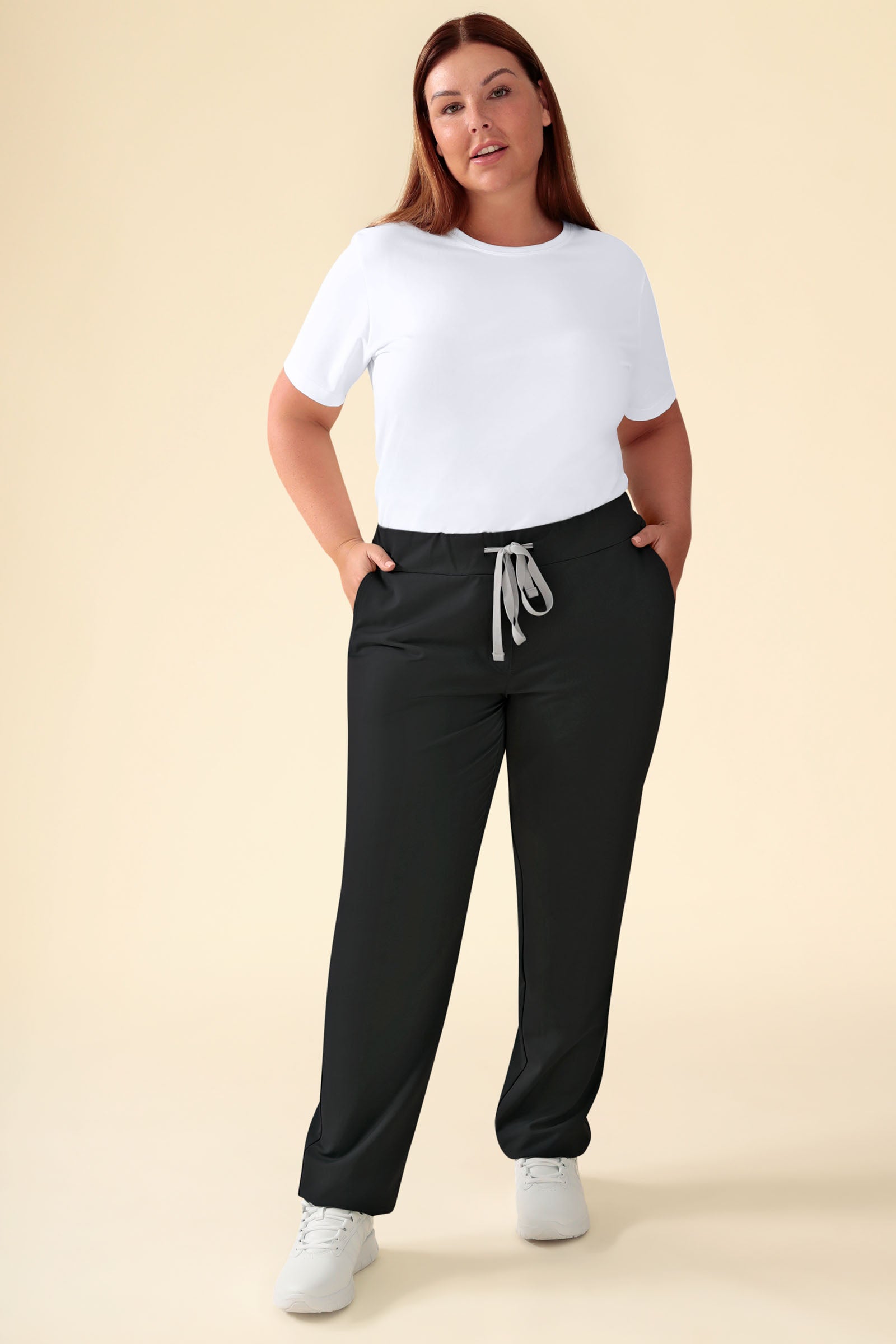 KAERE Pantalon Femme - sans poche cargo noir, Vue de face Le mannequin mesure 173 cm et porte la taille XL