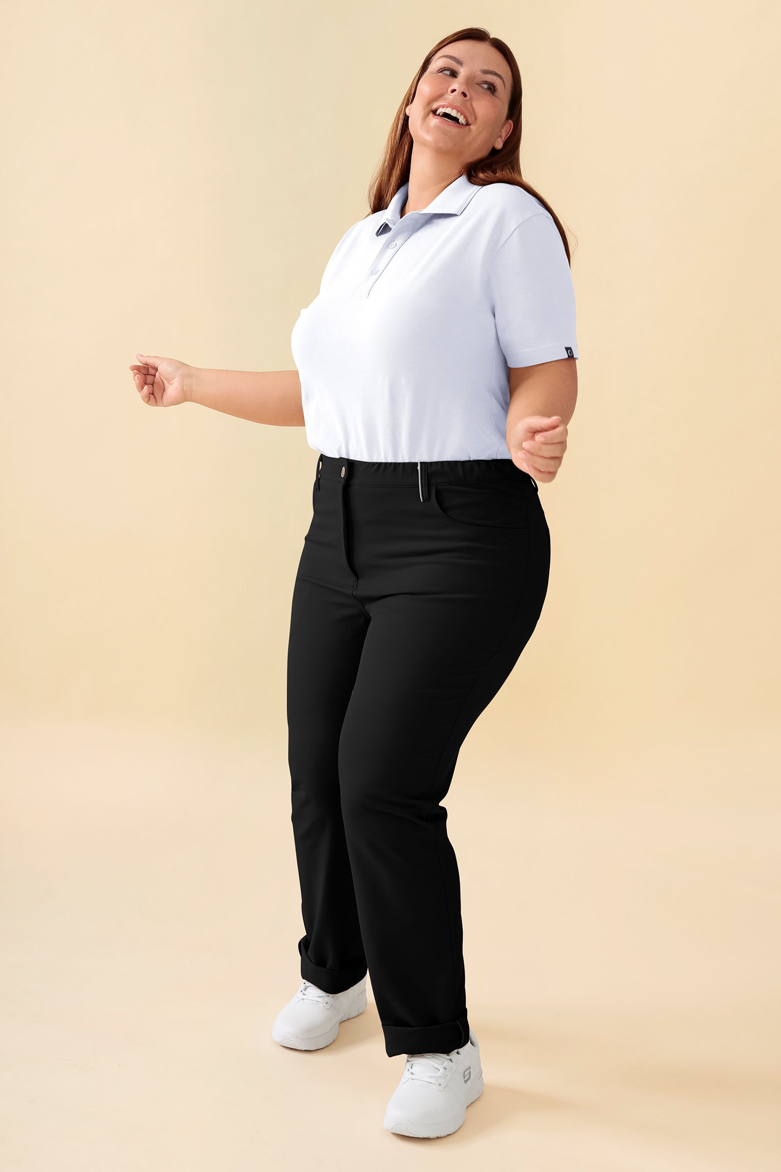KAERE Pantalon Femme - 5 poches noir, Vue de face Le mannequin mesure 173 cm et porte la taille XL