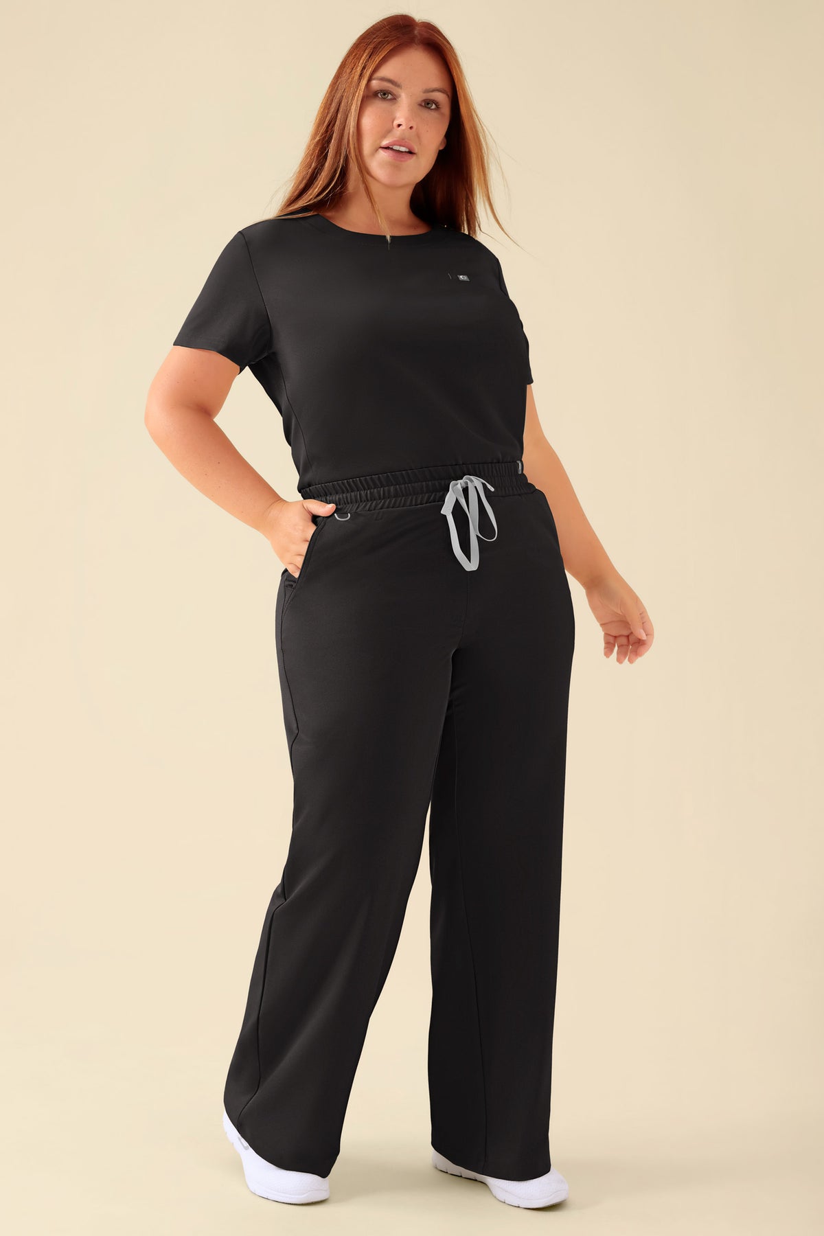 KAERE Pantalon Femme - large jambe noir, Vue de face Le mannequin mesure 173 cm et porte la taille XL