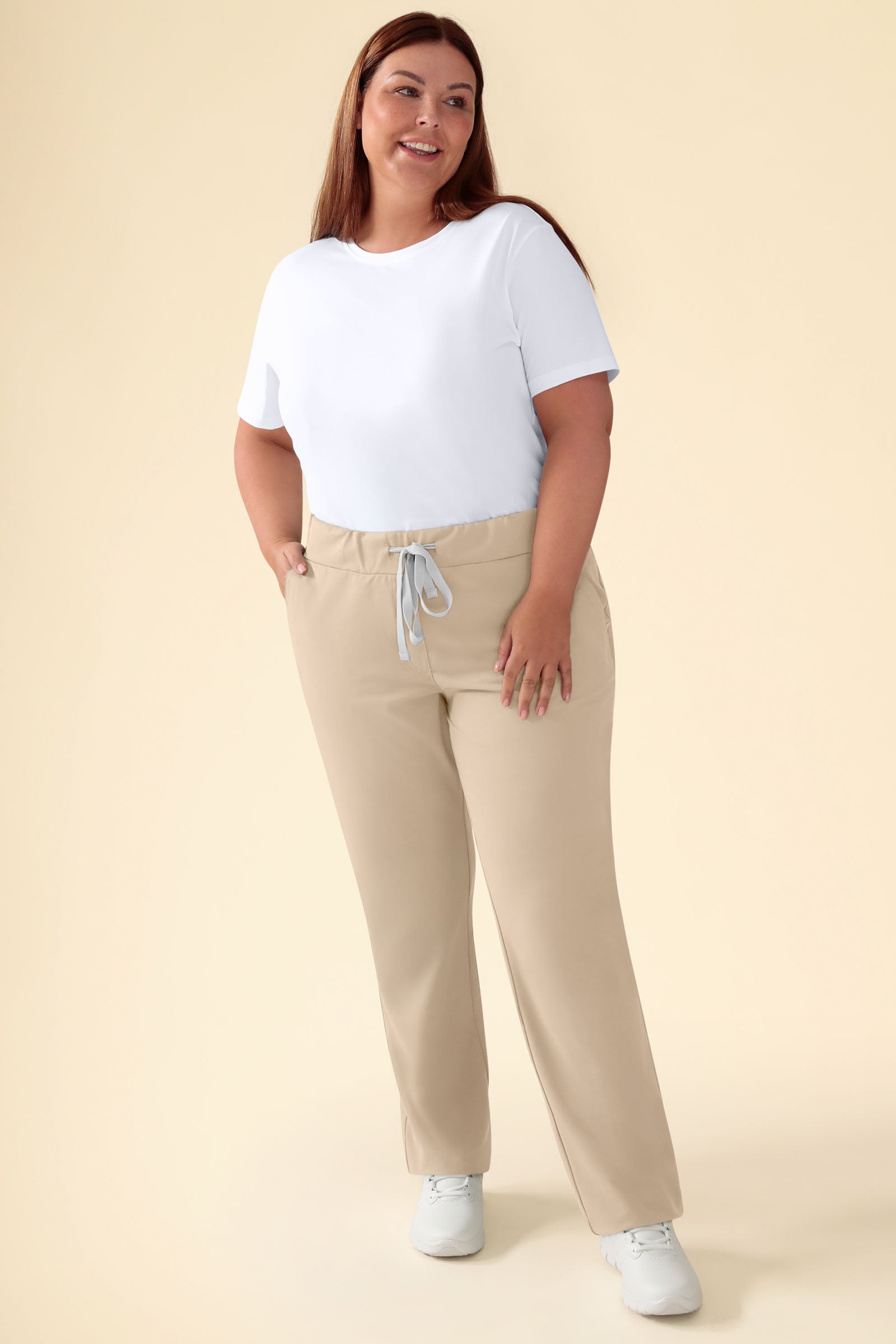 KAERE Pantalon Femme - sans poche cargo sable, Vue de face Le mannequin mesure 173 cm et porte la taille XL