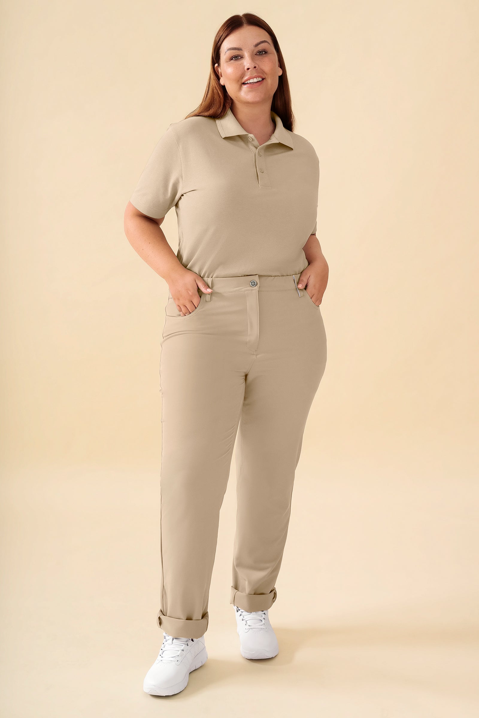 KAERE Pantalon Femme - 5 poches sable, Vue de face Le mannequin mesure 173 cm et porte la taille XL