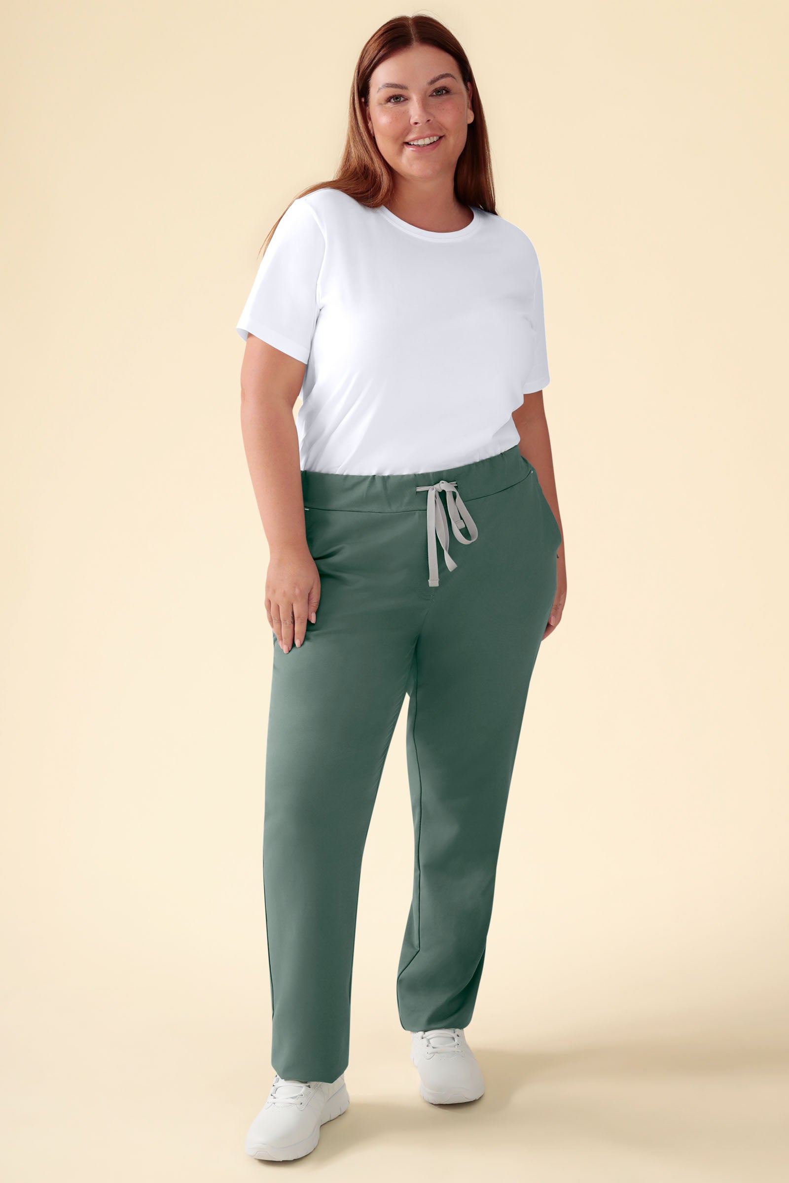 KAERE Pantalon Femme - sans poche cargo vert foncé, Vue de face Le mannequin mesure 173 cm et porte la taille XL