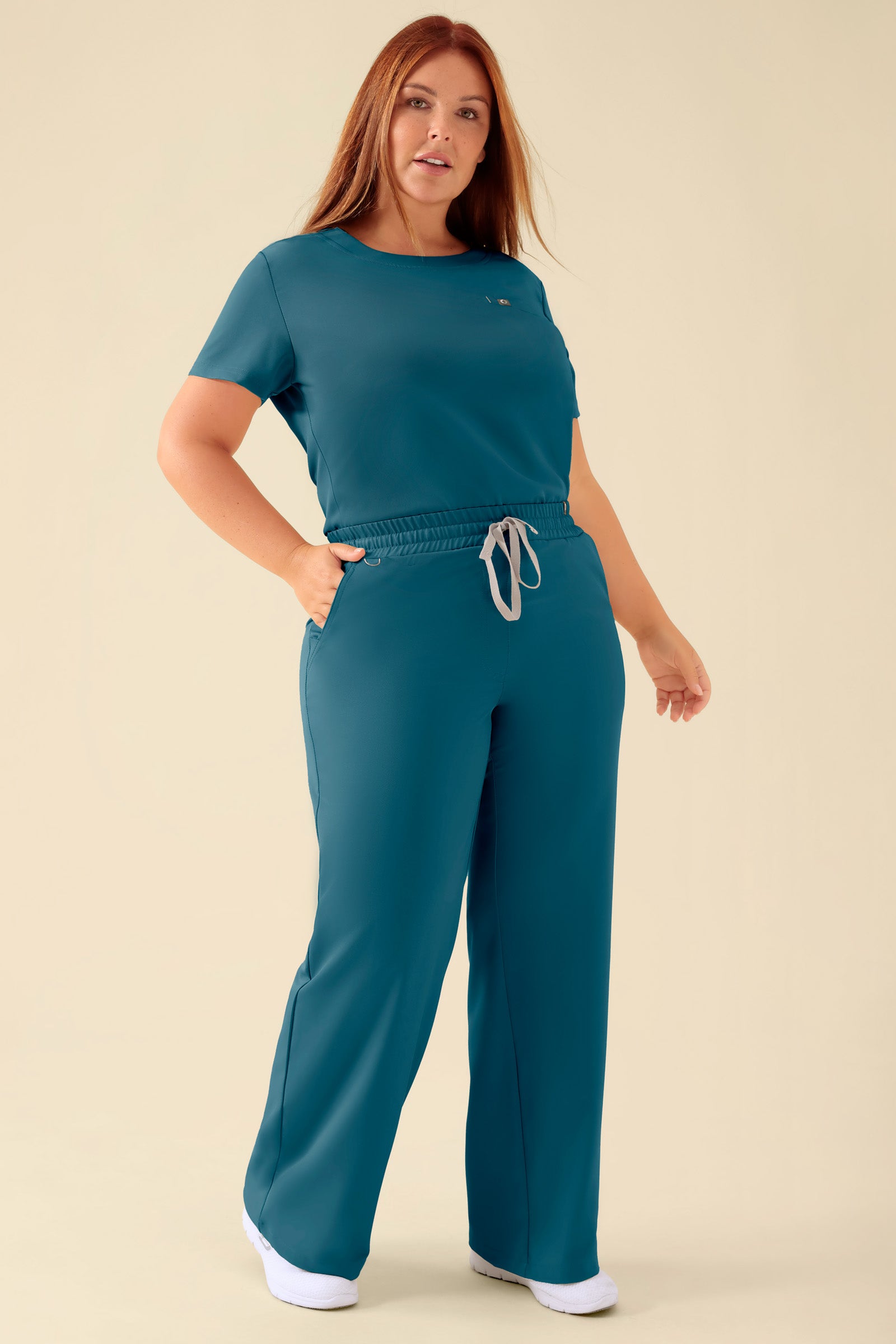 KAERE Pantalon Femme - large jambe pétrole, Vue de face Le mannequin mesure 173 cm et porte la taille XL