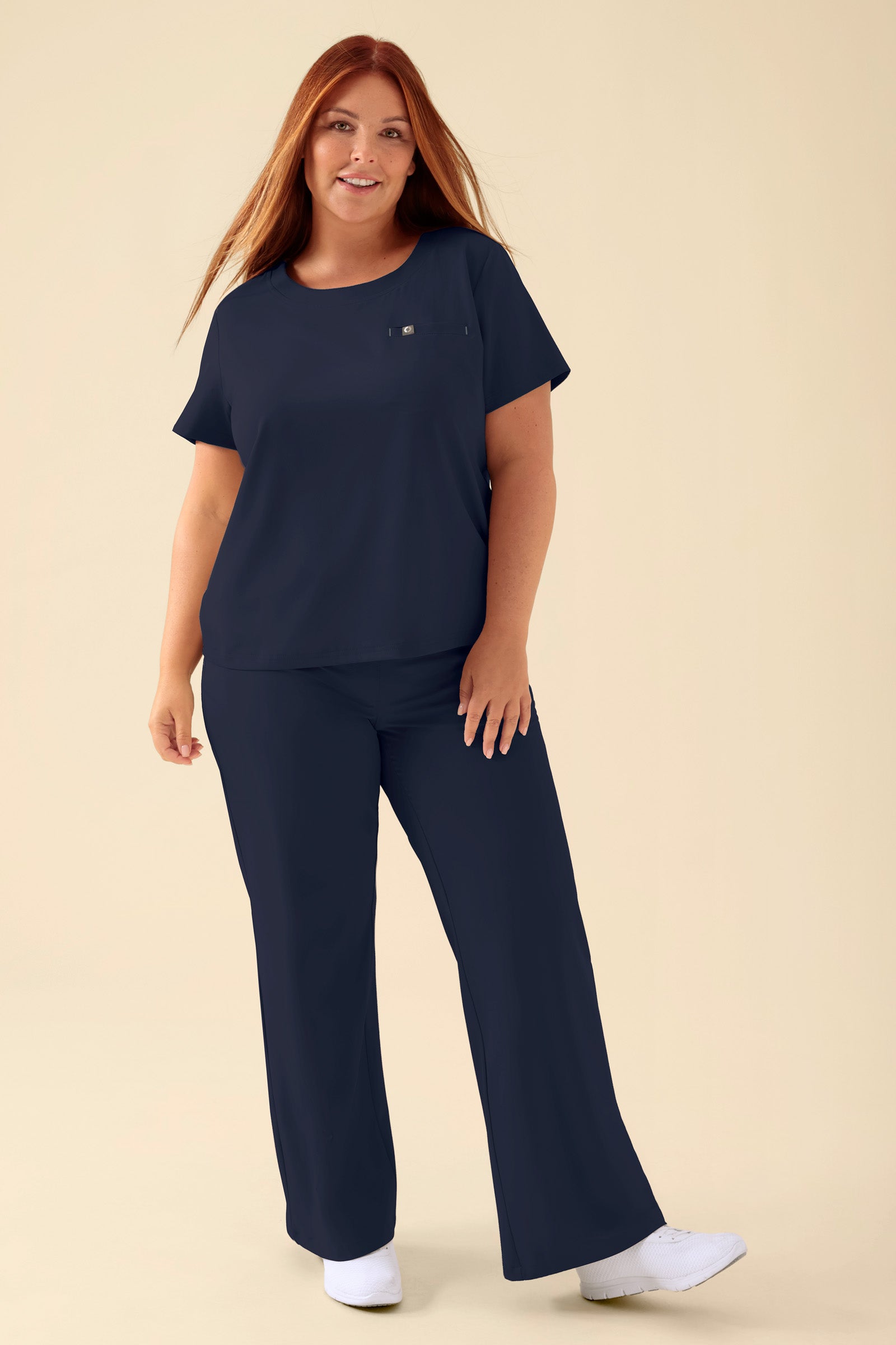 KAERE T-shirt Femme - Encoloure ronde navy, Vue de face Le mannequin mesure 173 cm et porte la taille XL