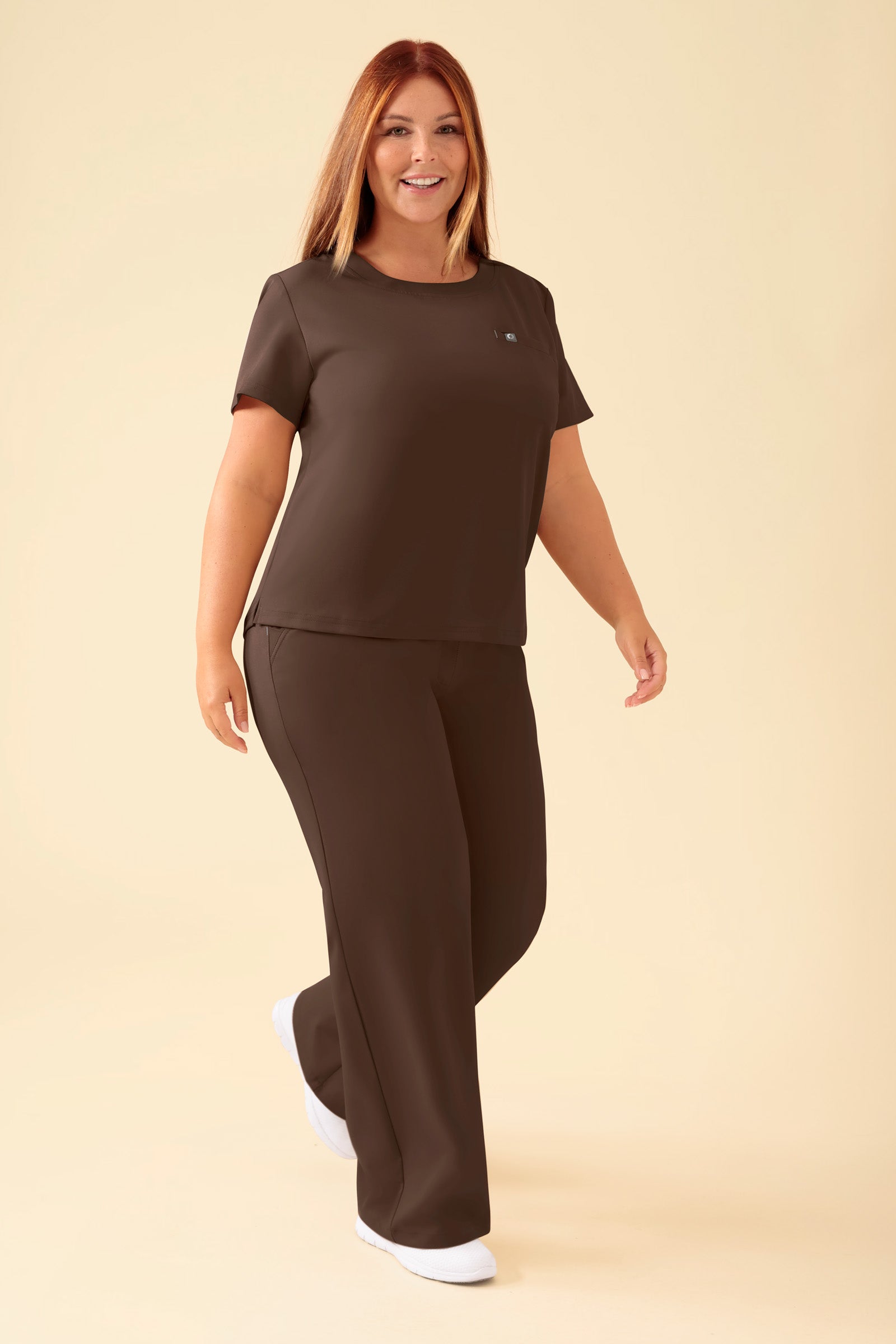 KAERE T-shirt Femme - Encoloure ronde coffee, Vue de face Le mannequin mesure 173 cm et porte la taille XL