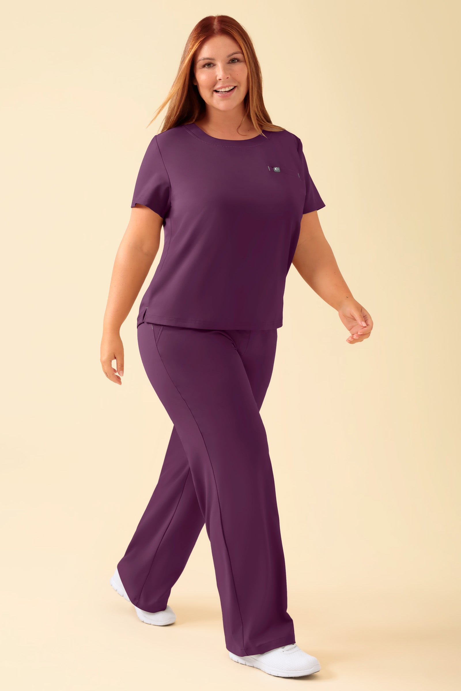 KAERE T-shirt Femme - Encoloure ronde prune, Vue de face Le mannequin mesure 173 cm et porte la taille XL