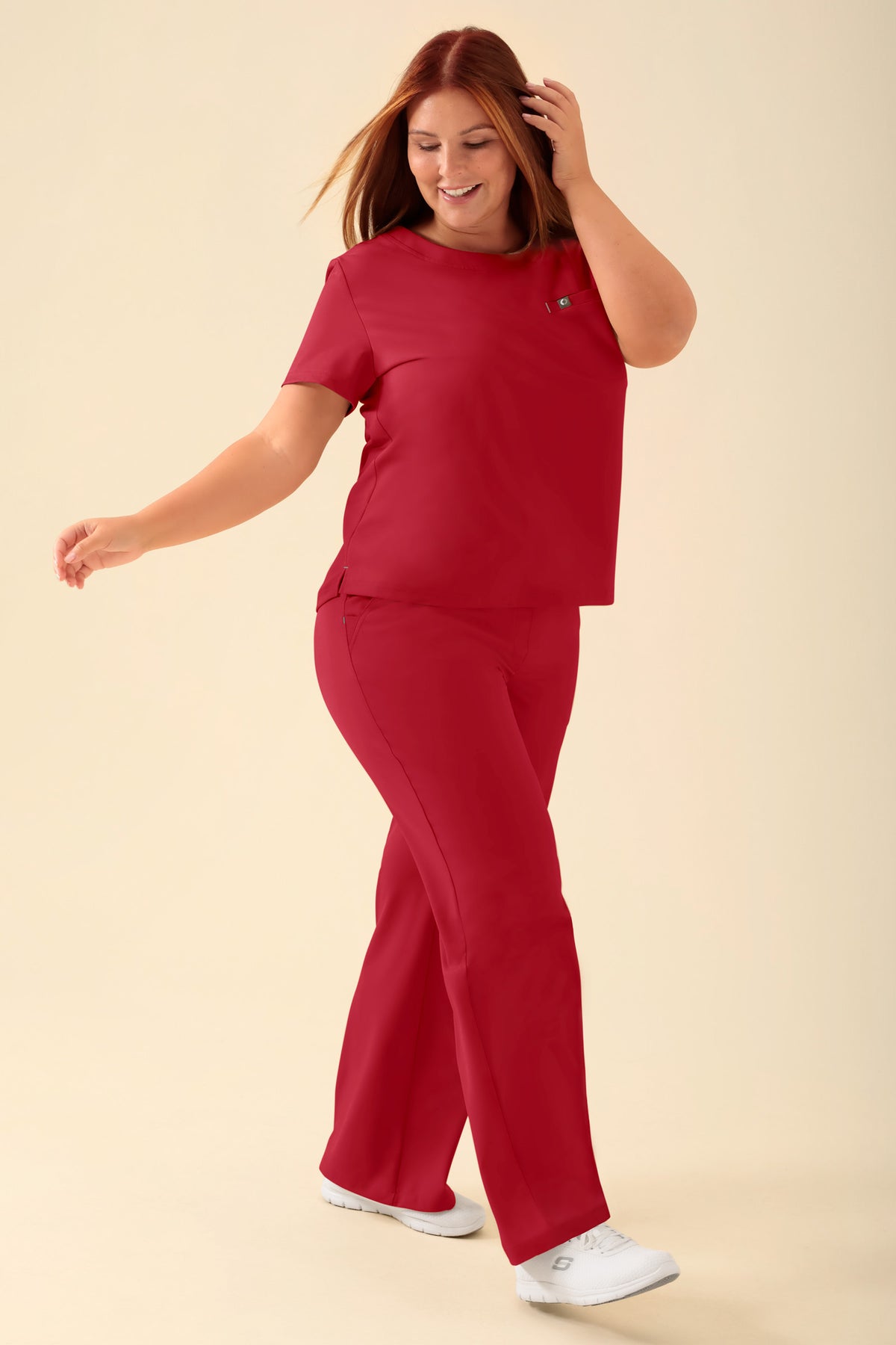 KAERE T-shirt Femme - Encoloure ronde rouge, Vue de face Le mannequin mesure 173 cm et porte la taille XL
