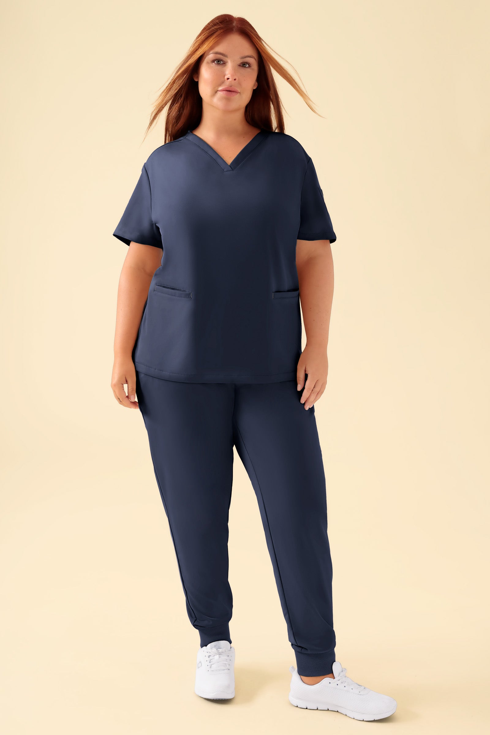 KAERE Tunique Femme - Décolleté V bleu navy, Vue de face Le mannequin mesure 173 cm et porte la taille XL