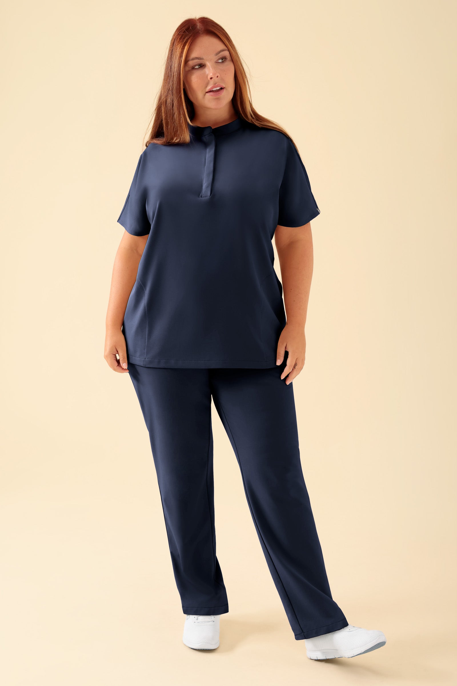 KAERE Tunique Femme - Col officier bleu navy, Vue de face Le mannequin mesure 173 cm et porte la taille XL