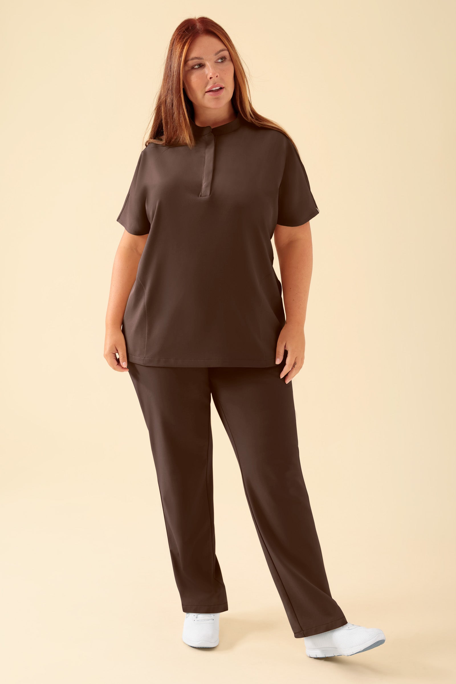 KAERE Tunique Femme - Col officier coffee, Vue de face Le mannequin mesure 173 cm et porte la taille XL