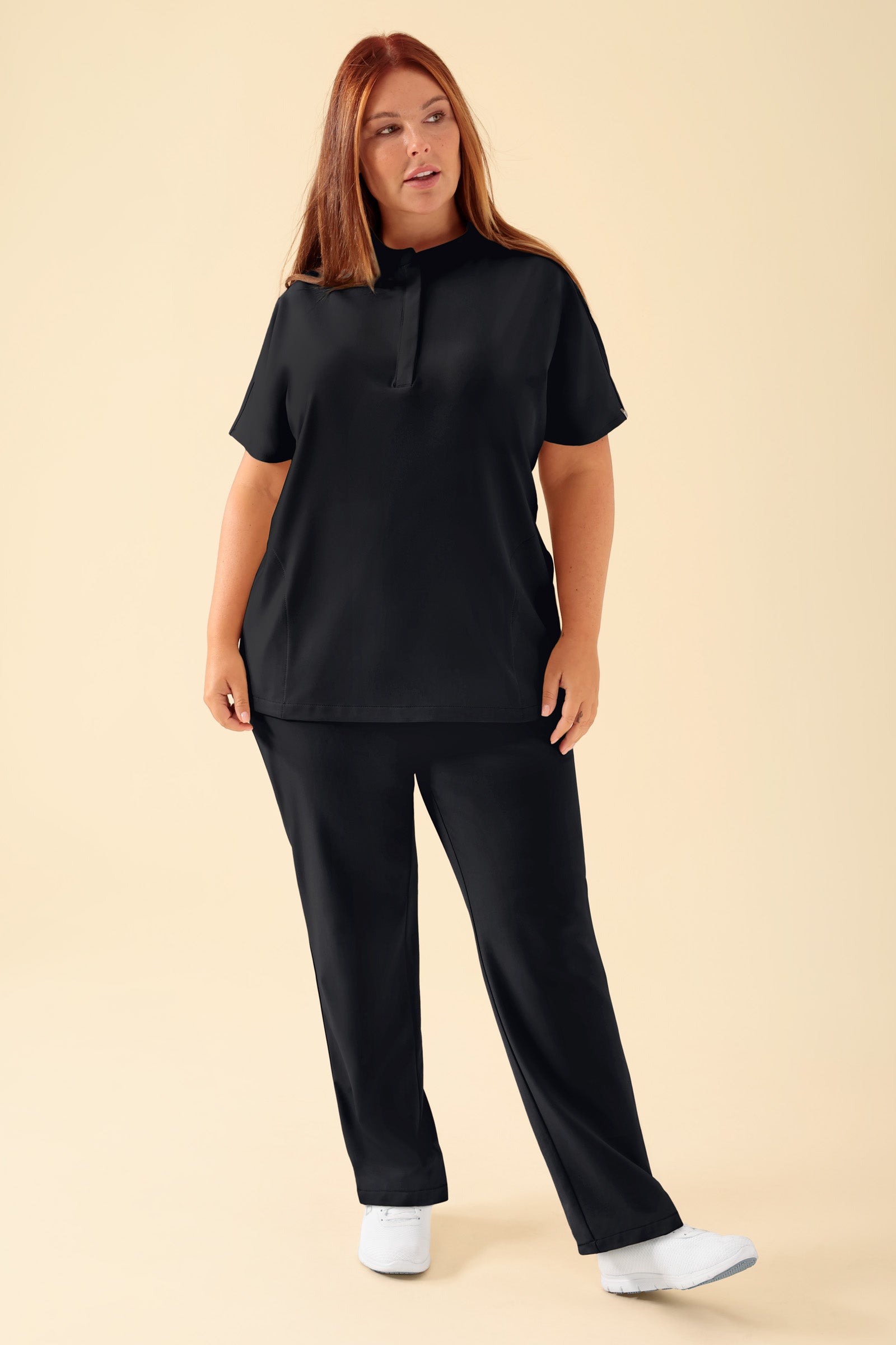 KAERE Tunique Femme - Col officier noir, Vue de face Le mannequin mesure 173 cm et porte la taille XL