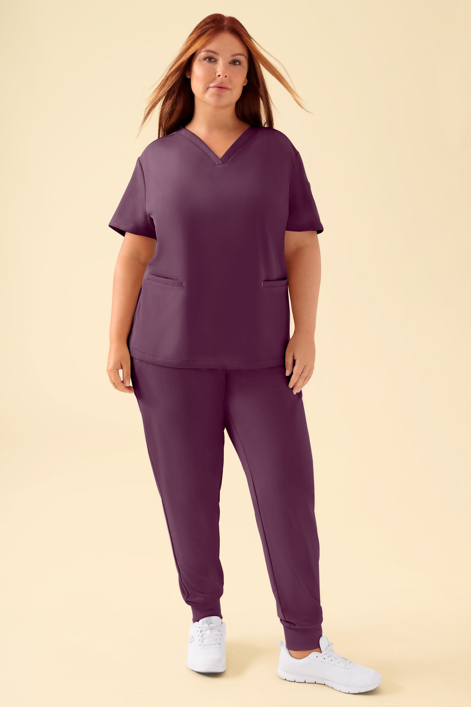 KAERE Tunique Femme - Décolleté V prune, Vue de face Le mannequin mesure 173 cm et porte la taille XL