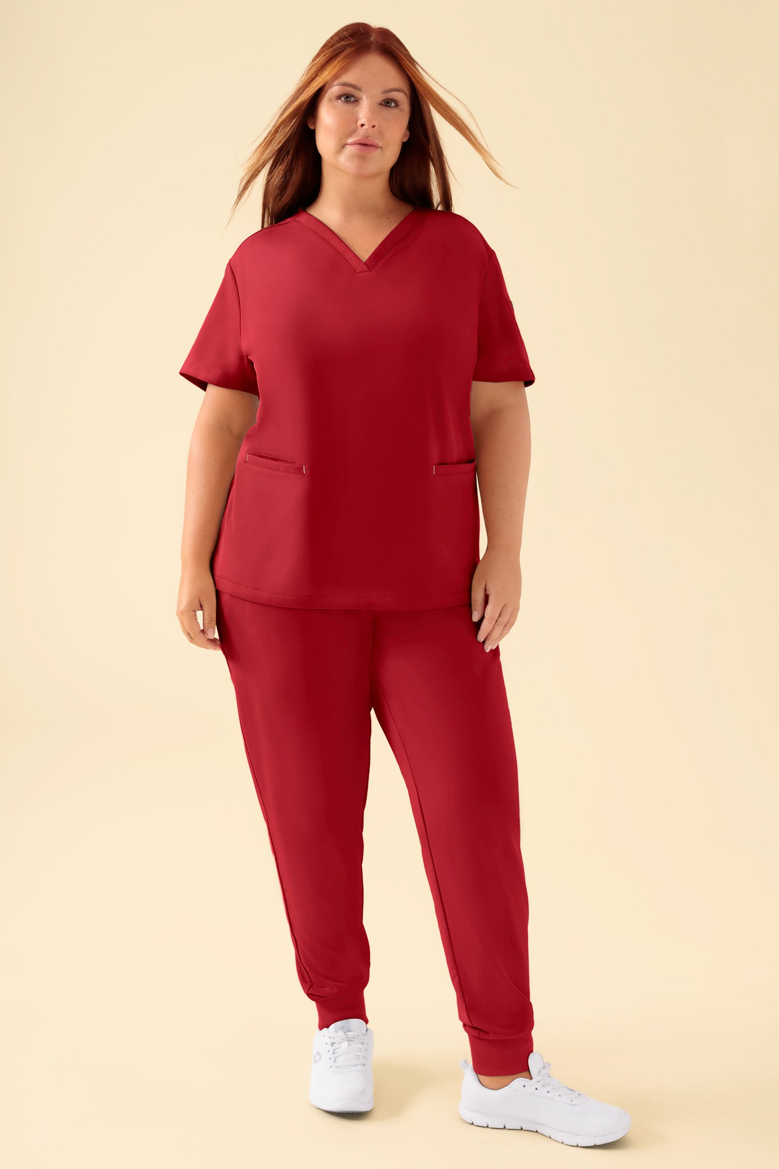 KAERE Tunique Femme - Décolleté V rouge, Vue de face Le mannequin mesure 173 cm et porte la taille XL