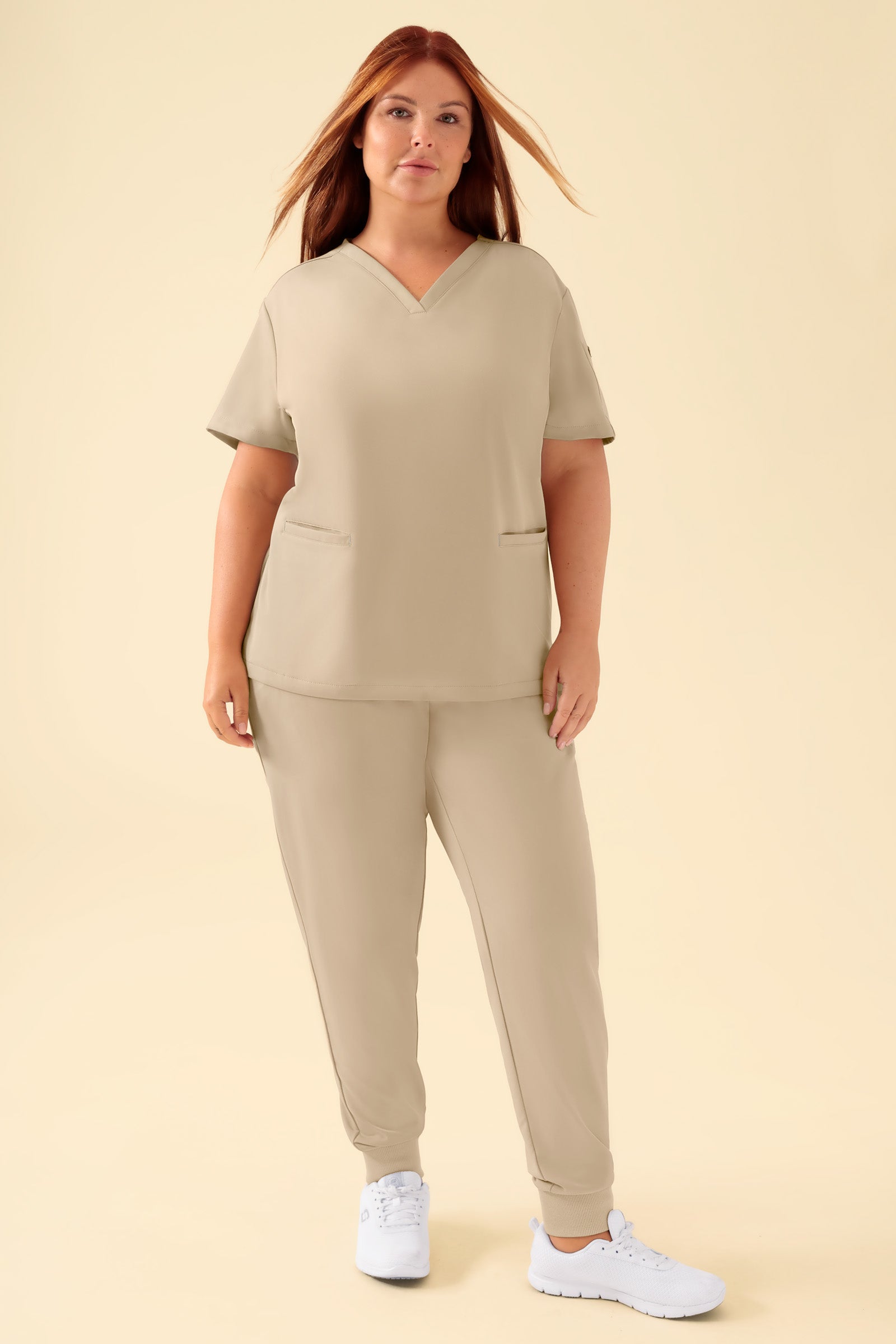 KAERE Tunique Femme - Décolleté V sable, Vue de face Le mannequin mesure 173 cm et porte la taille XL