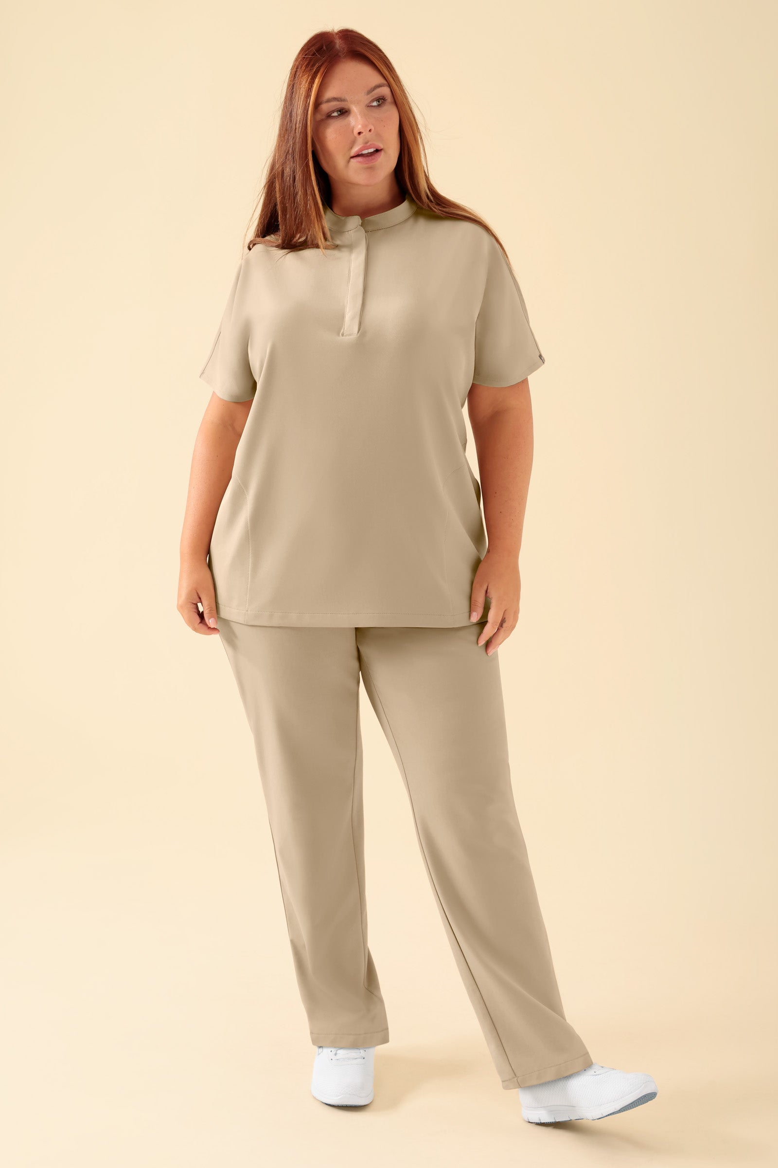 KAERE Tunique Femme - Col officier sable, Vue de face Le mannequin mesure 173 cm et porte la taille XL