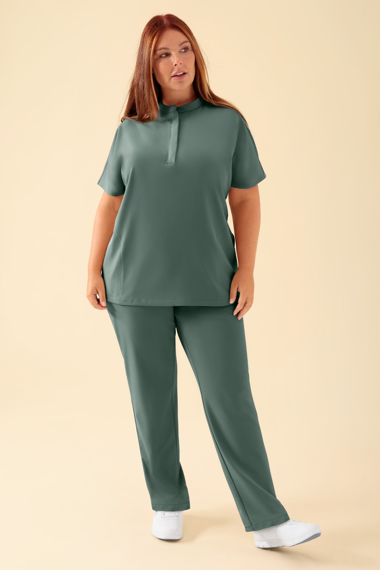 KAERE Tunique Femme - Col officier vert foncé, Vue de face Le mannequin mesure 173 cm et porte la taille XL