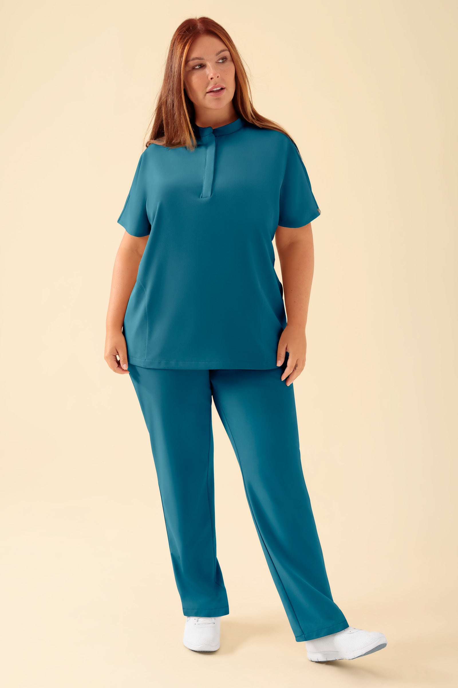 KAERE Tunique Femme - Col officier pétrole, Vue de face Le mannequin mesure 173 cm et porte la taille XL