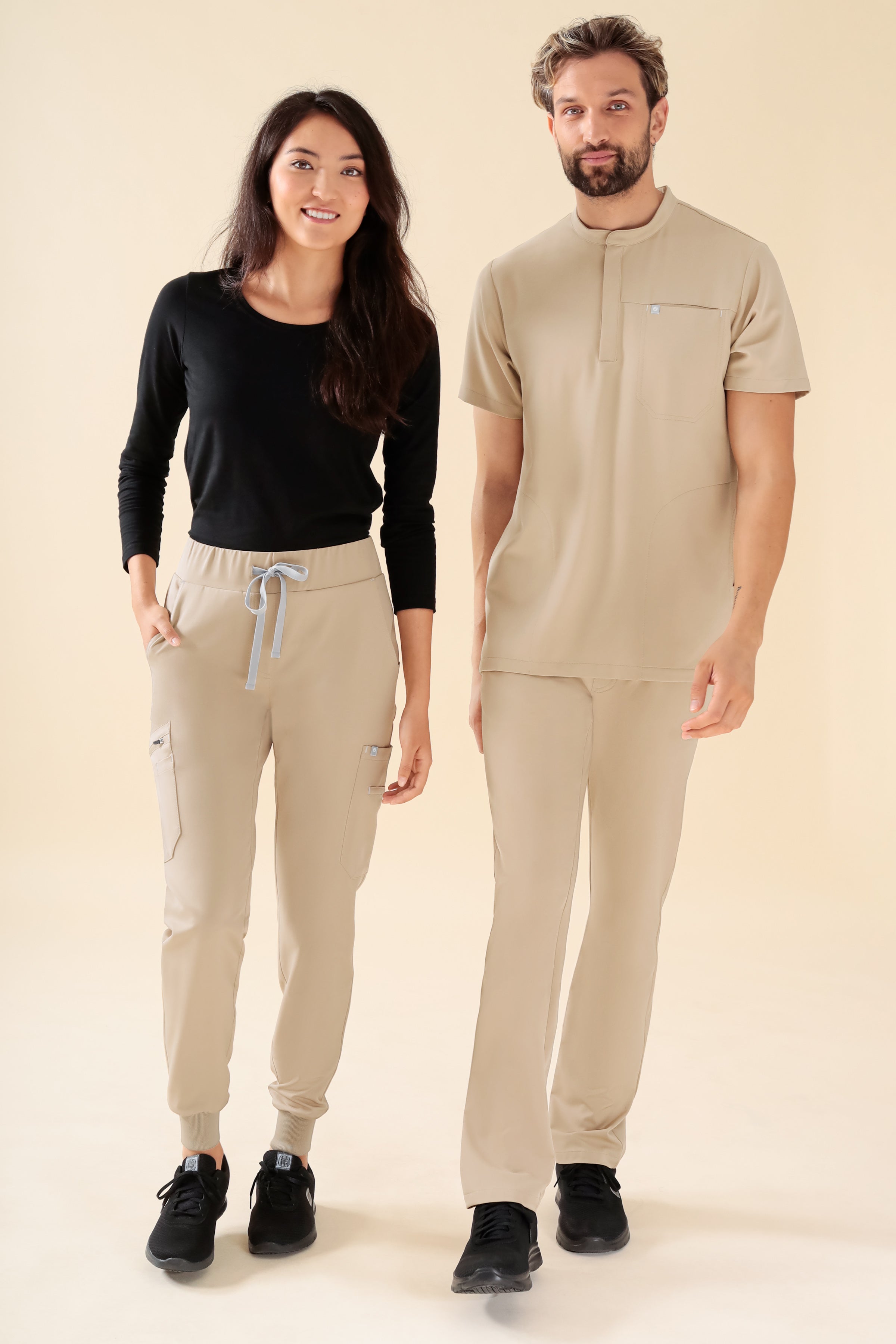 KAERE Pantalon Femme - avec poches cargo et ourlets côtelés sable, Vue de face