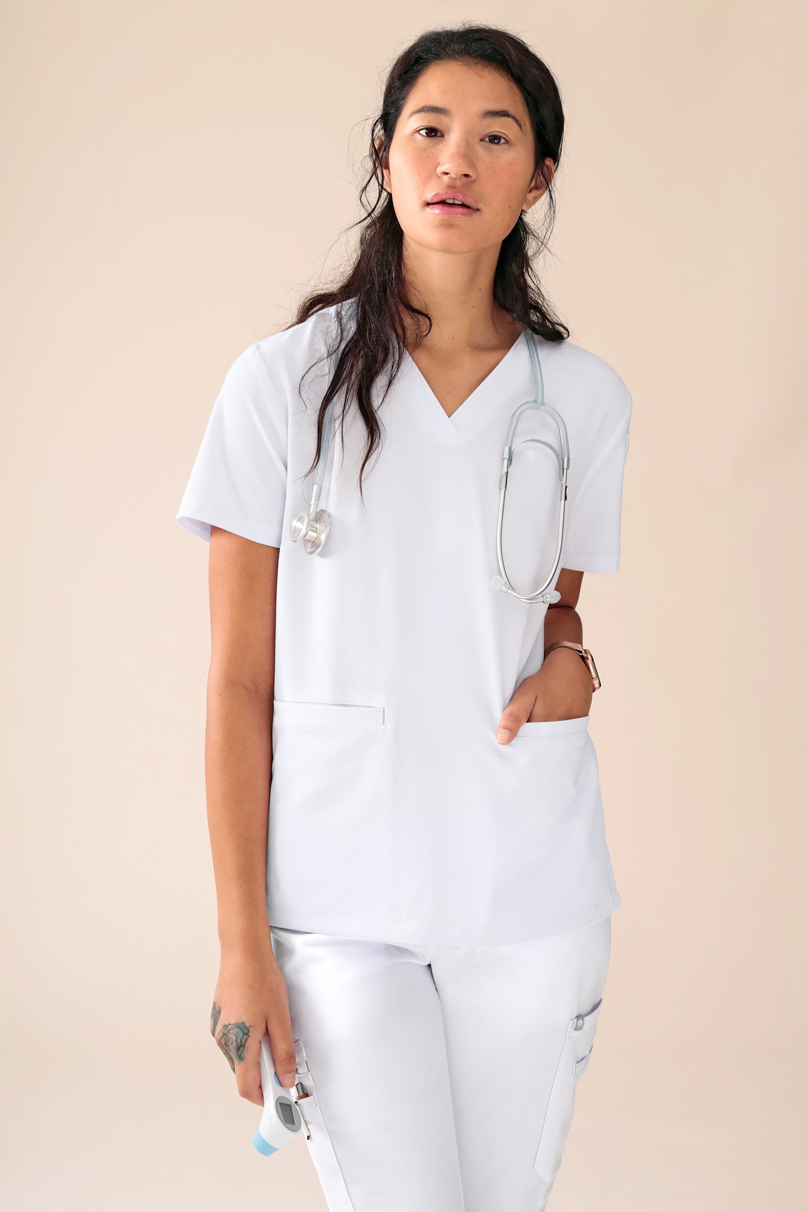 KAERE Tunique Femme - Décolleté V blanc, Vue de face Le mannequin mesure 174 cm et porte la taille S