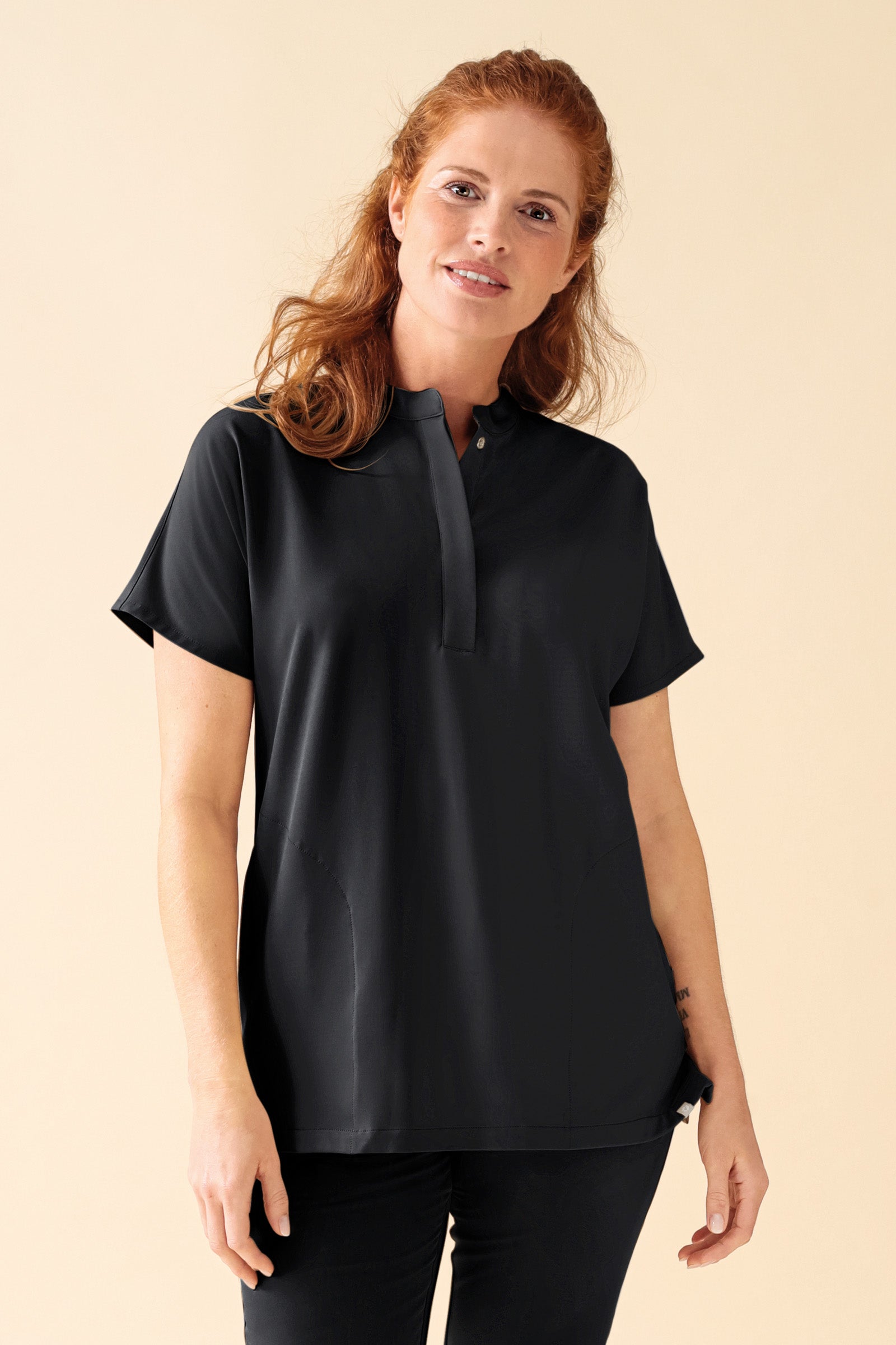 KAERE Tunique Femme - Col officier noir, Vue de face Le mannequin mesure 175 cm et porte la taille S