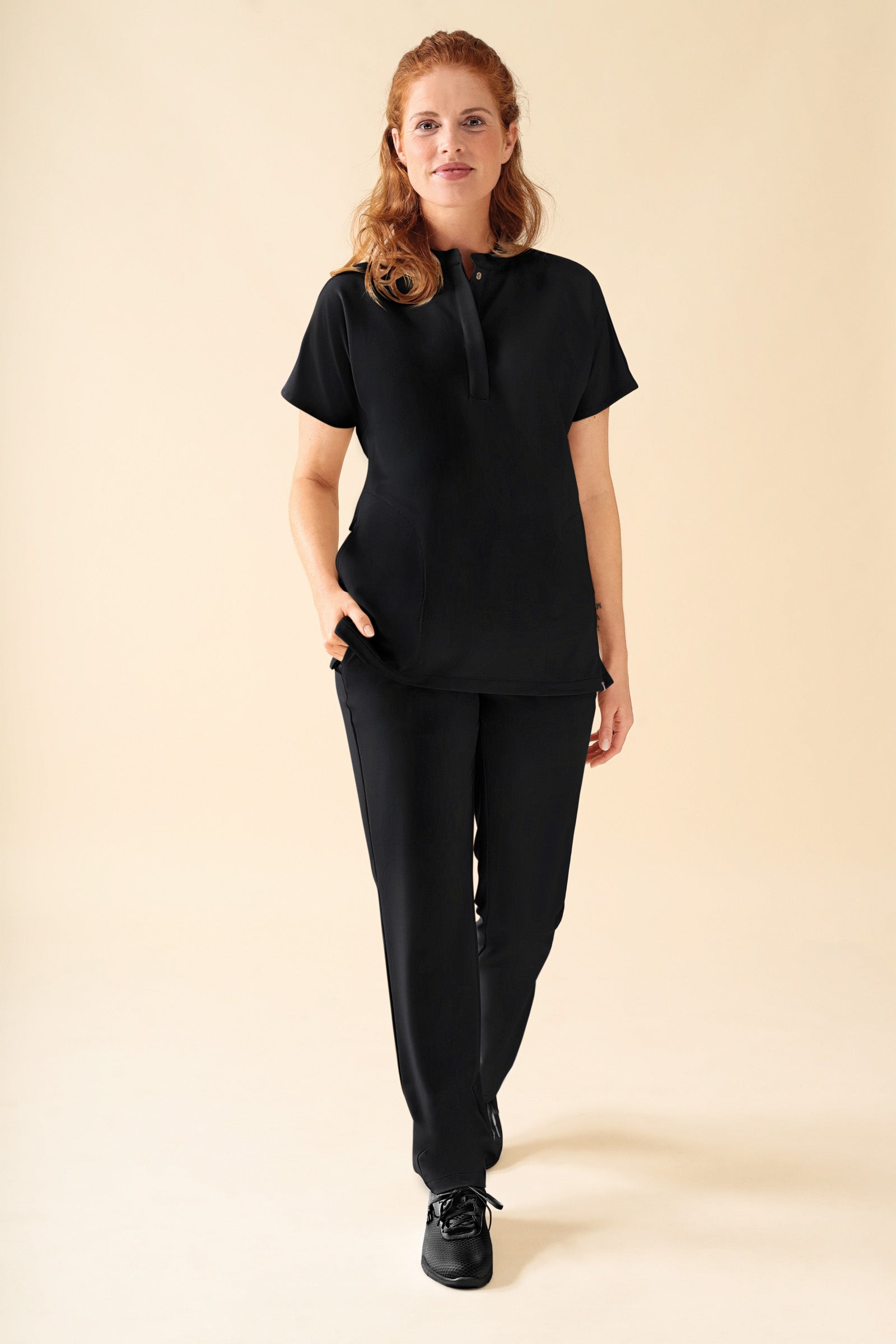 KAERE Tunique Femme - Col officier noir, Vue de face Le mannequin mesure 175 cm et porte la taille S