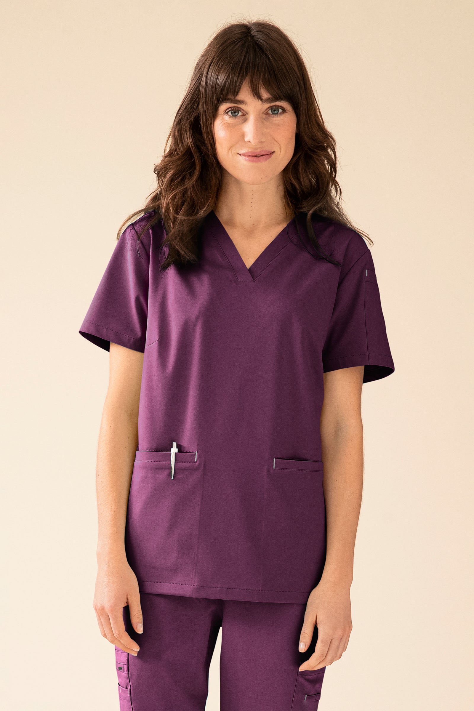 KAERE Tunique Femme - Décolleté V prune, Vue de face Le mannequin mesure 175 cm et porte la taille S