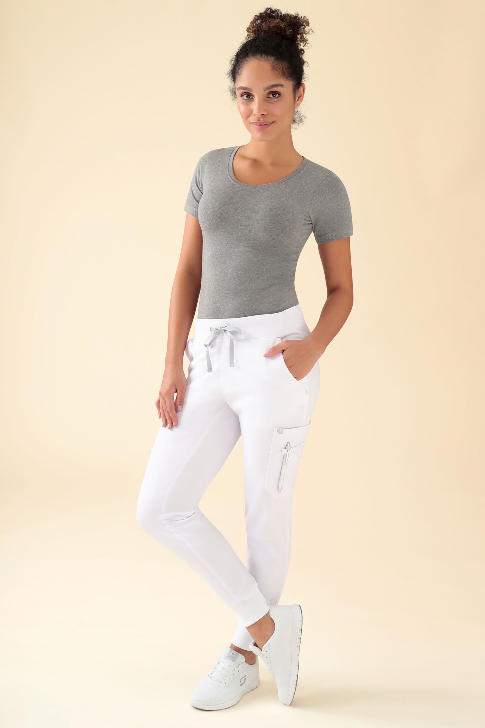 KAERE Pantalon Femme - avec poches cargo et ourlets côtelés blanc, Vue de face Le mannequin mesure 176 cm et porte la taille S