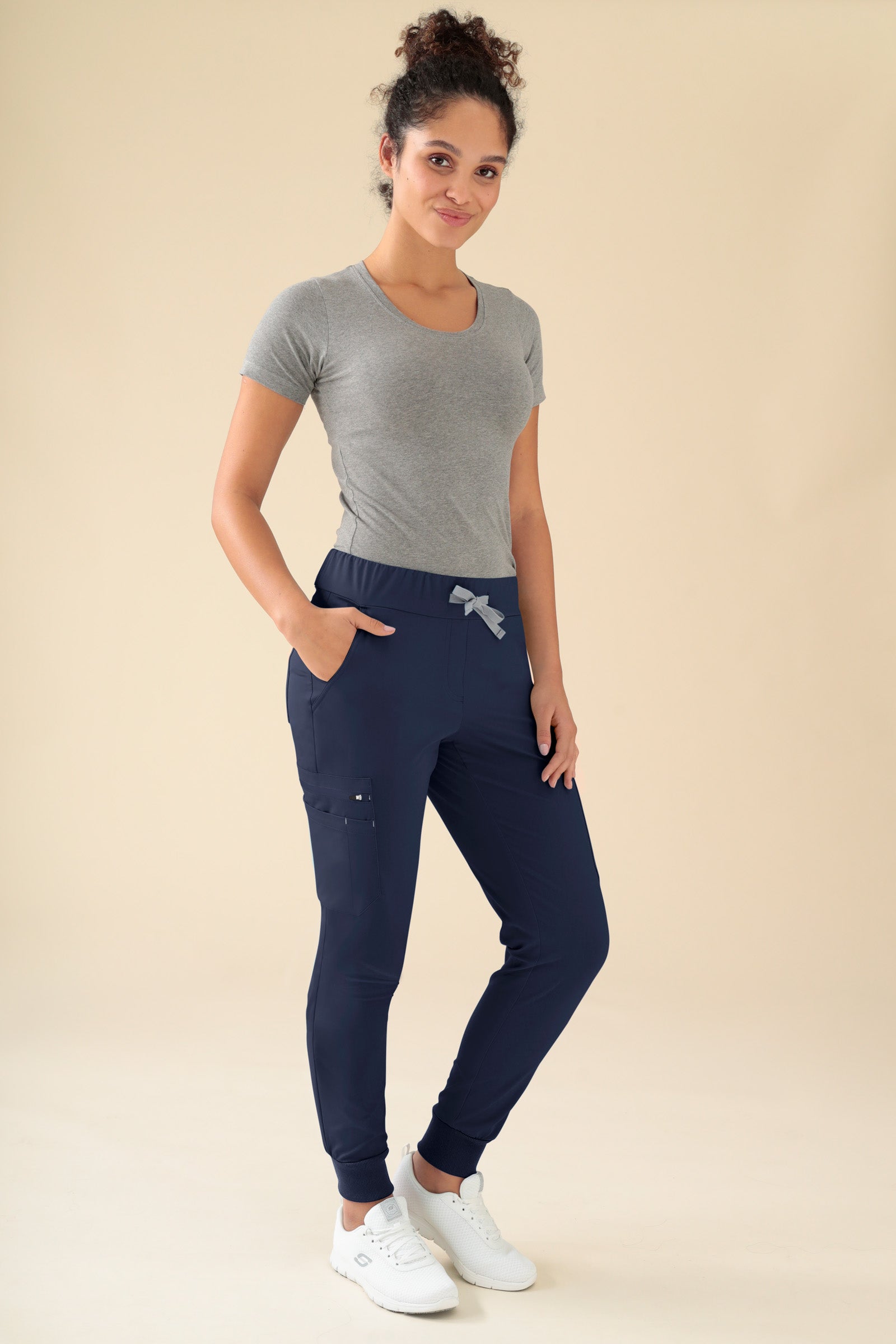 KAERE Pantalon Femme - avec poches cargo et ourlets côtelés bleu navy, Vue de face Le mannequin mesure 176 cm et porte la taille S