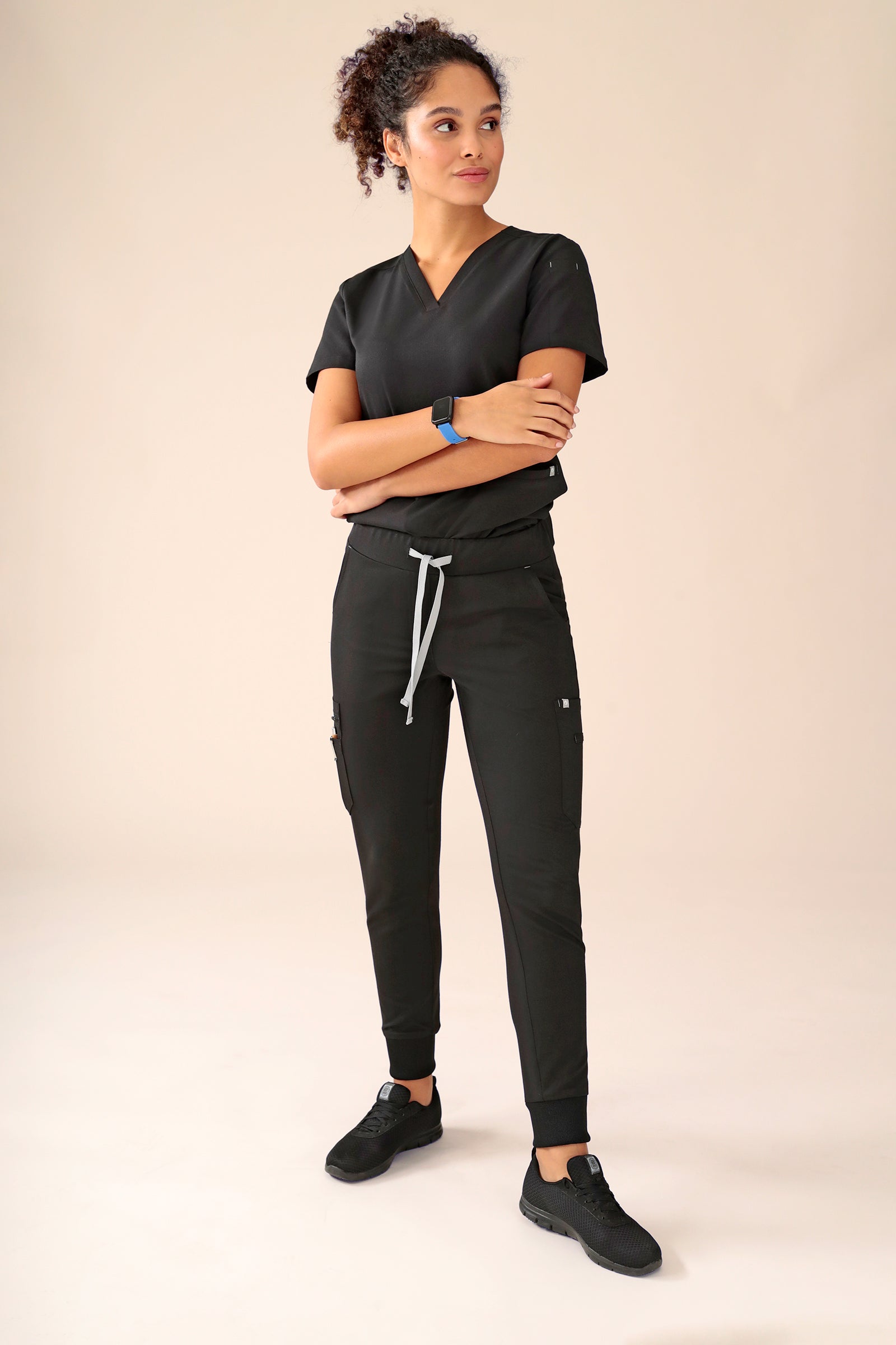 KAERE Pantalon Femme - avec poches cargo et ourlets côtelés noir, Vue de face Le mannequin mesure 176 cm et porte la taille S