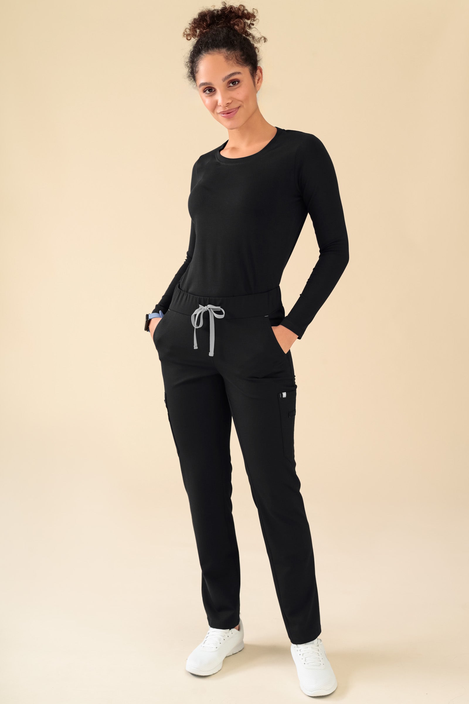KAERE Pantalon Femme - avec poches cargo noir, Vue de face Le mannequin mesure 176 cm et porte la taille S