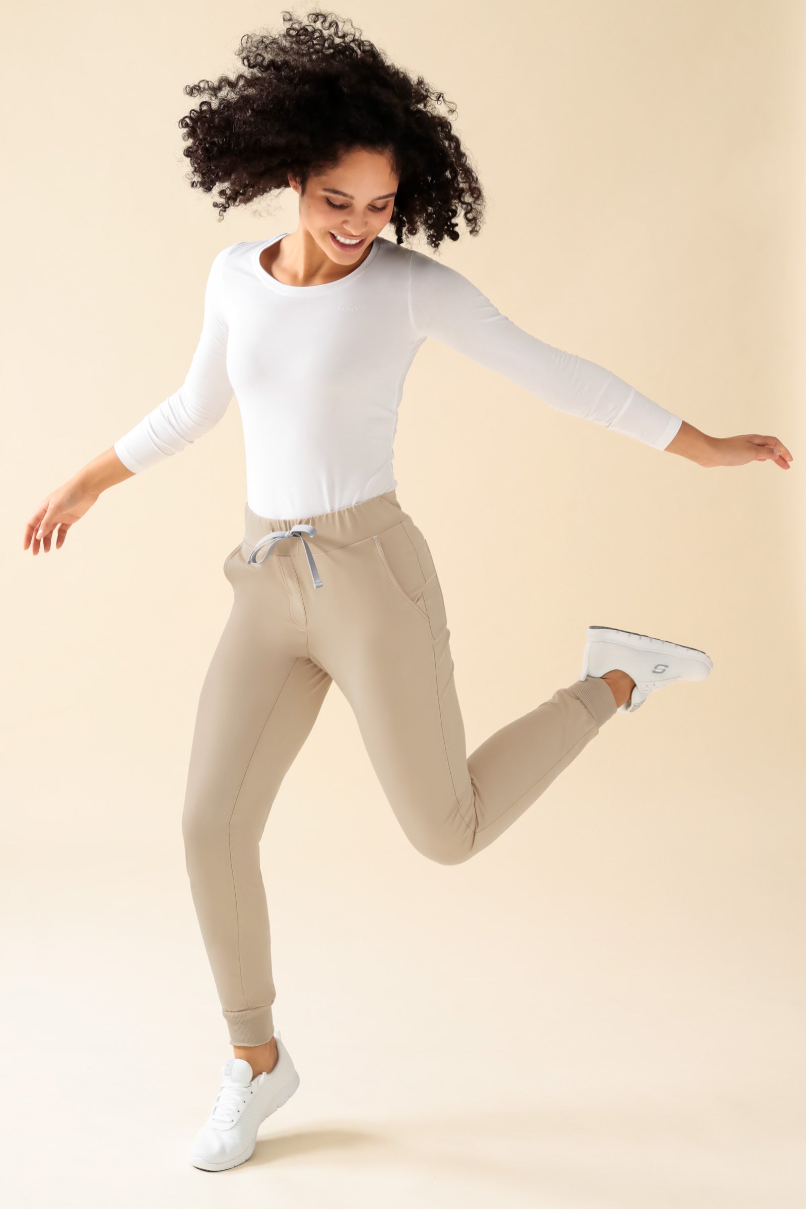 KAERE Pantalon Femme - ourlets côtelés et sans poches cargo sable, Vue de face Le mannequin mesure 176 cm et porte la taille S