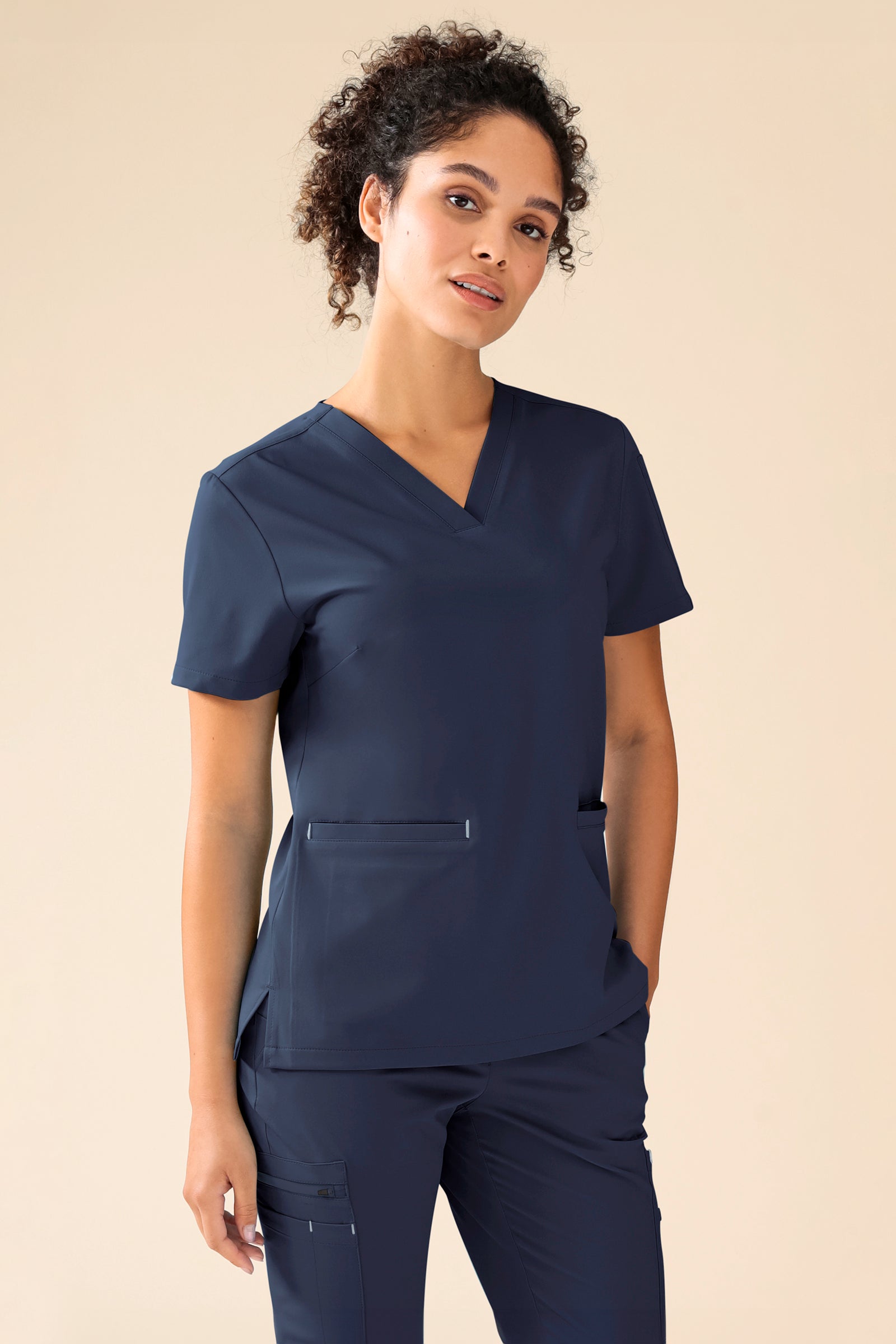 KAERE Tunique Femme - Décolleté V bleu navy, Vue de face Le mannequin mesure 176 cm et porte la taille S
