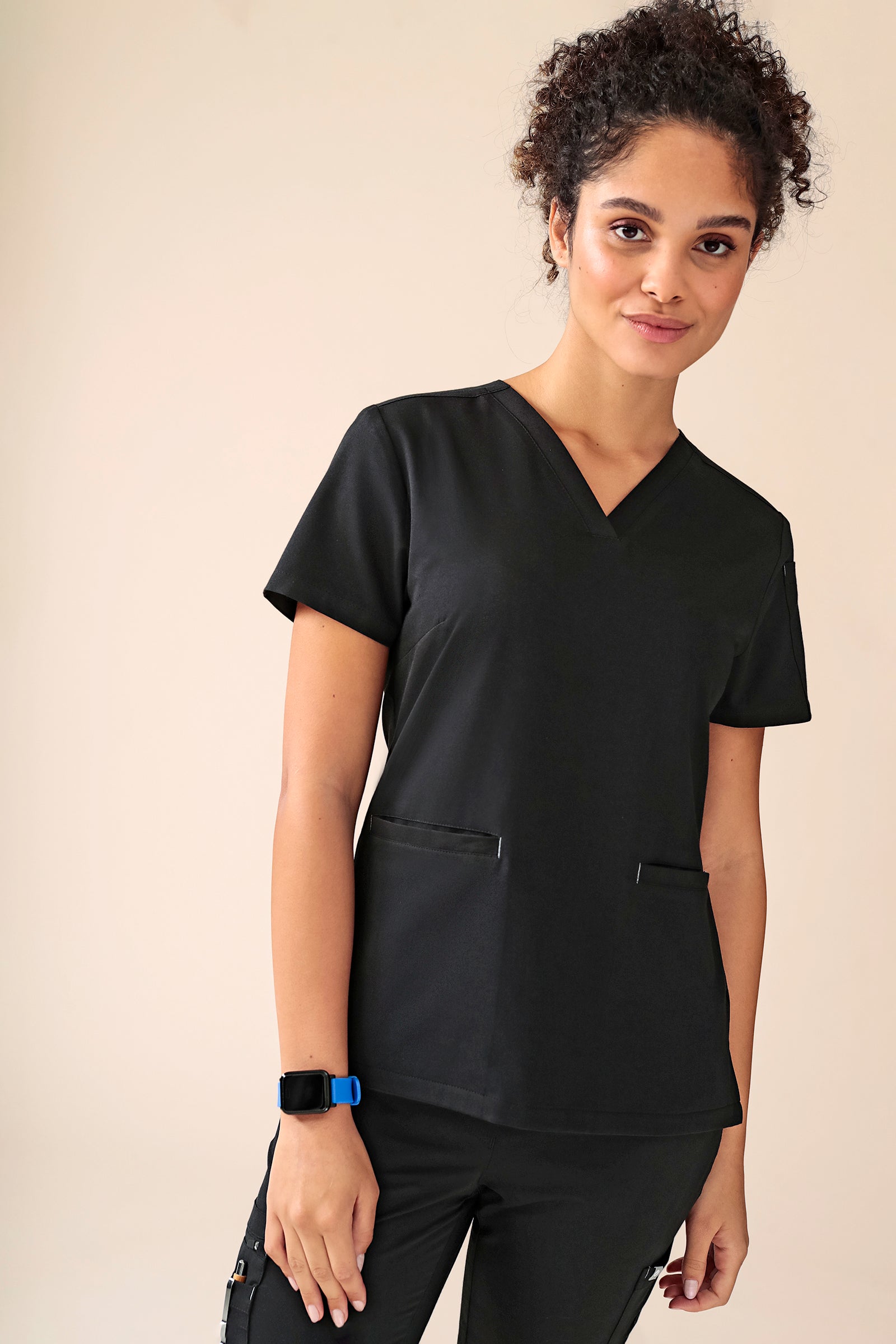 KAERE Tunique Femme - Décolleté V noir, Vue de face Le mannequin mesure 176 cm et porte la taille S