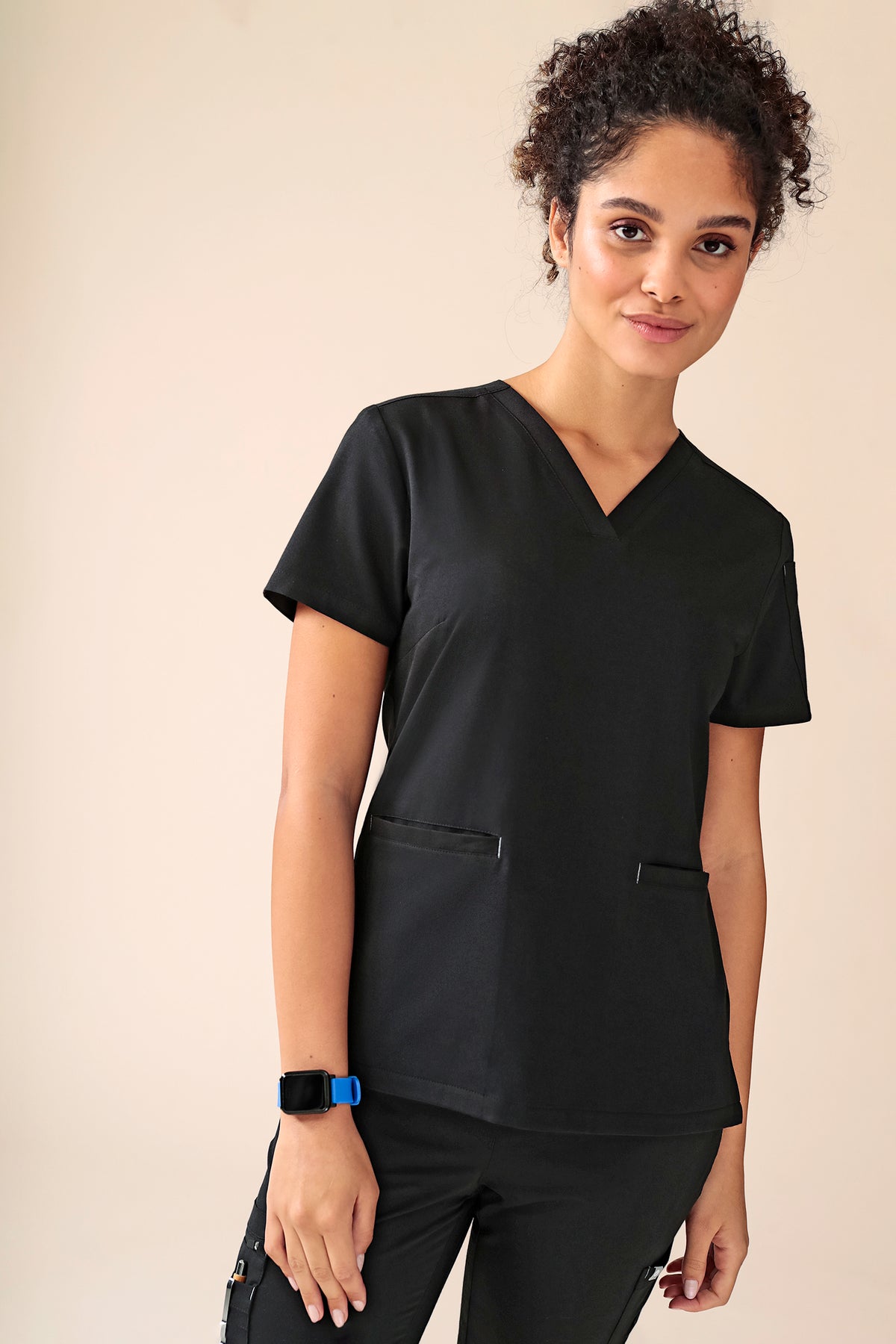 KAERE Tunique Femme - Décolleté V noir, Vue de face Le mannequin mesure 176 cm et porte la taille S