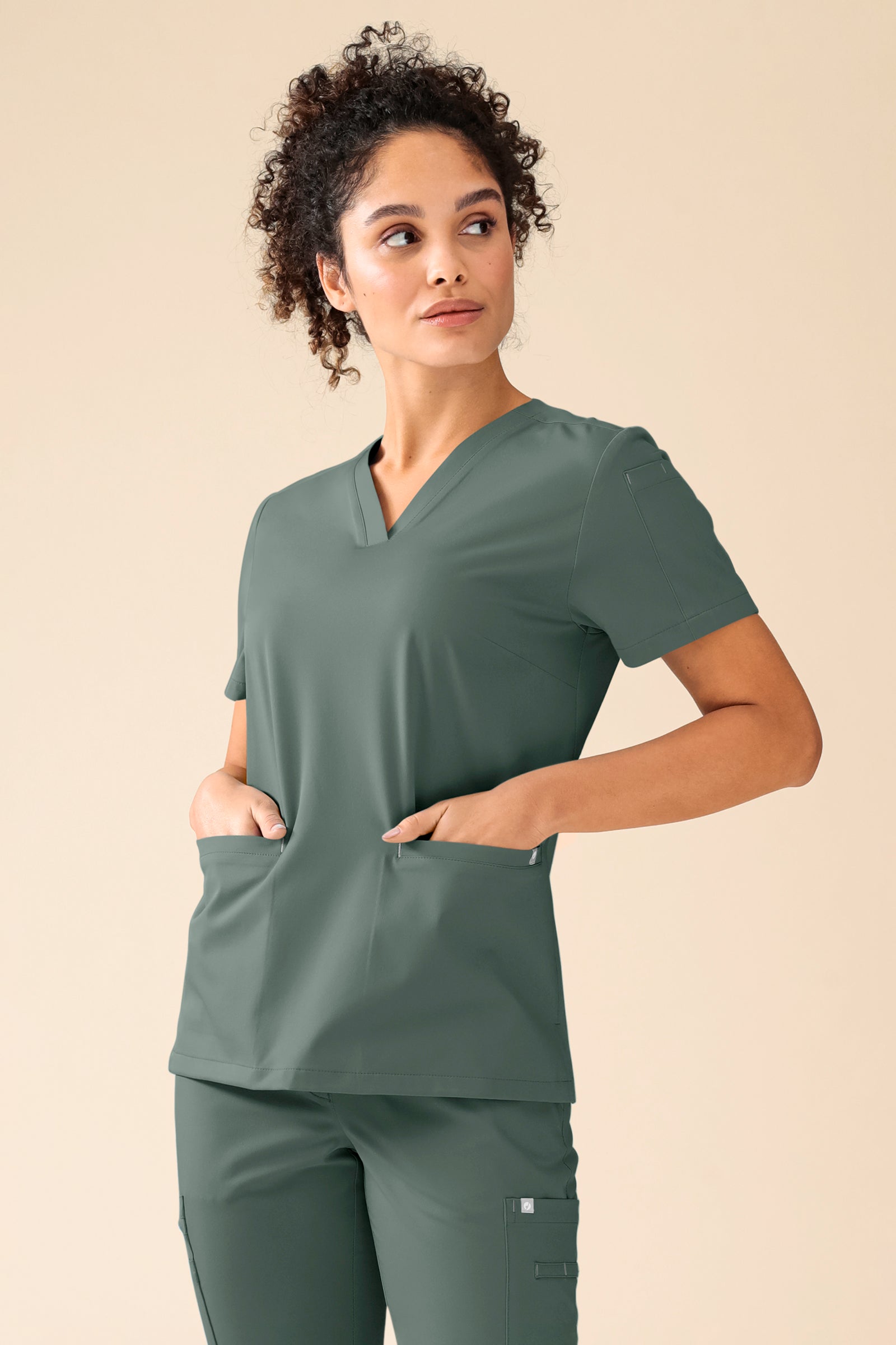 KAERE Tunique Femme - Décolleté V vert foncé, Vue de face Le mannequin mesure 176 cm et porte la taille S