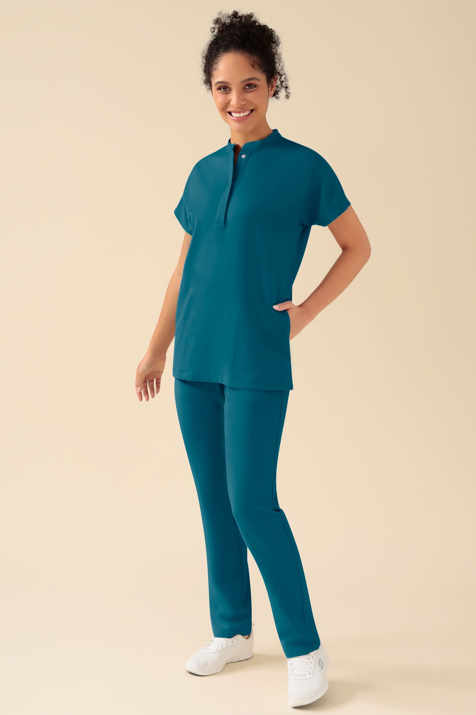 KAERE Tunique Femme - Col officier pétrole, Vue de face Le mannequin mesure 176 cm et porte la taille S