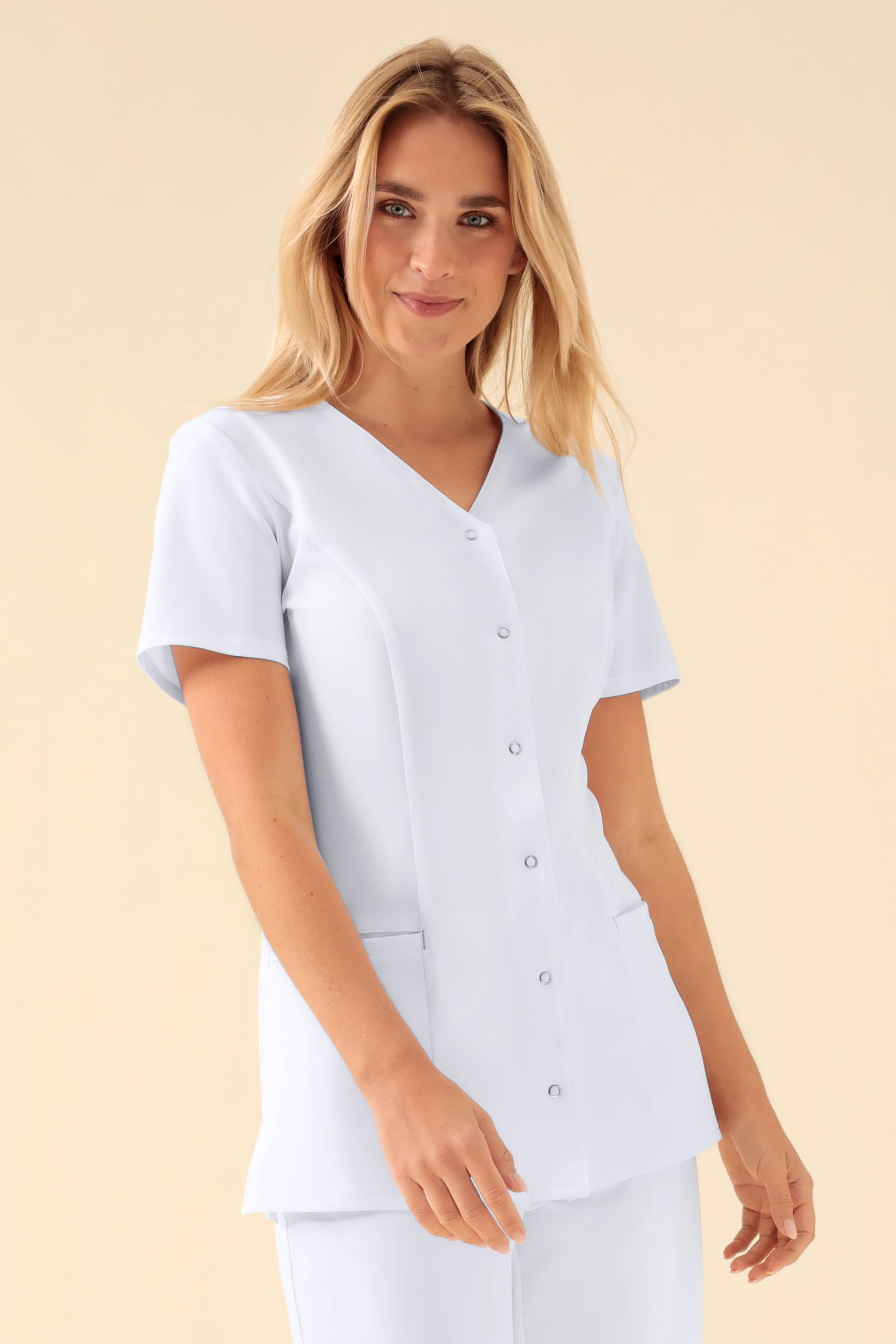 KAERE Blouse Femme - Patte de boutonnage blanc, Vue de face Le mannequin mesure 177 cm et porte la taille S
