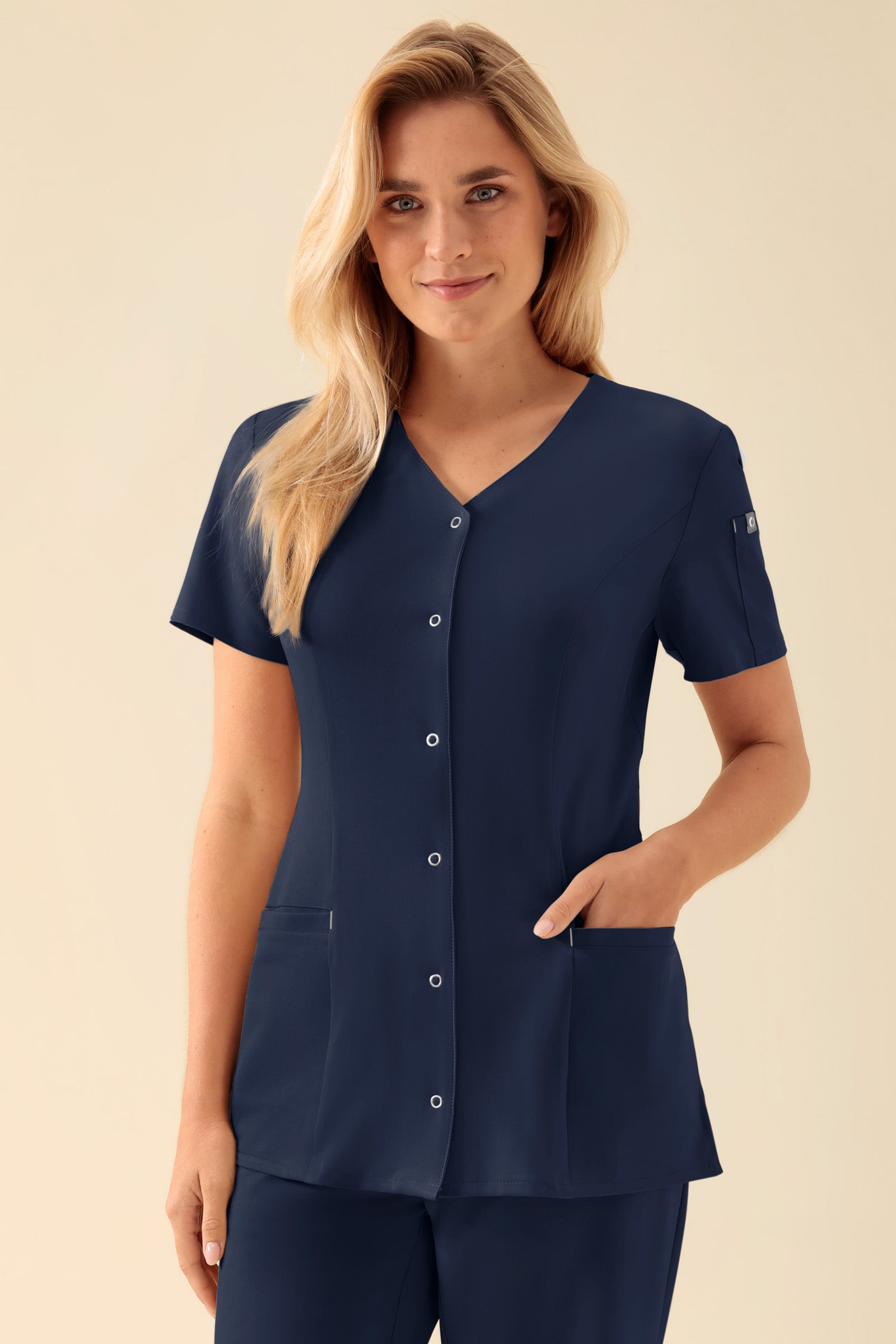 KAERE Blouse Femme - Patte de boutonnage navy, Vue de face Le mannequin mesure 177 cm et porte la taille S