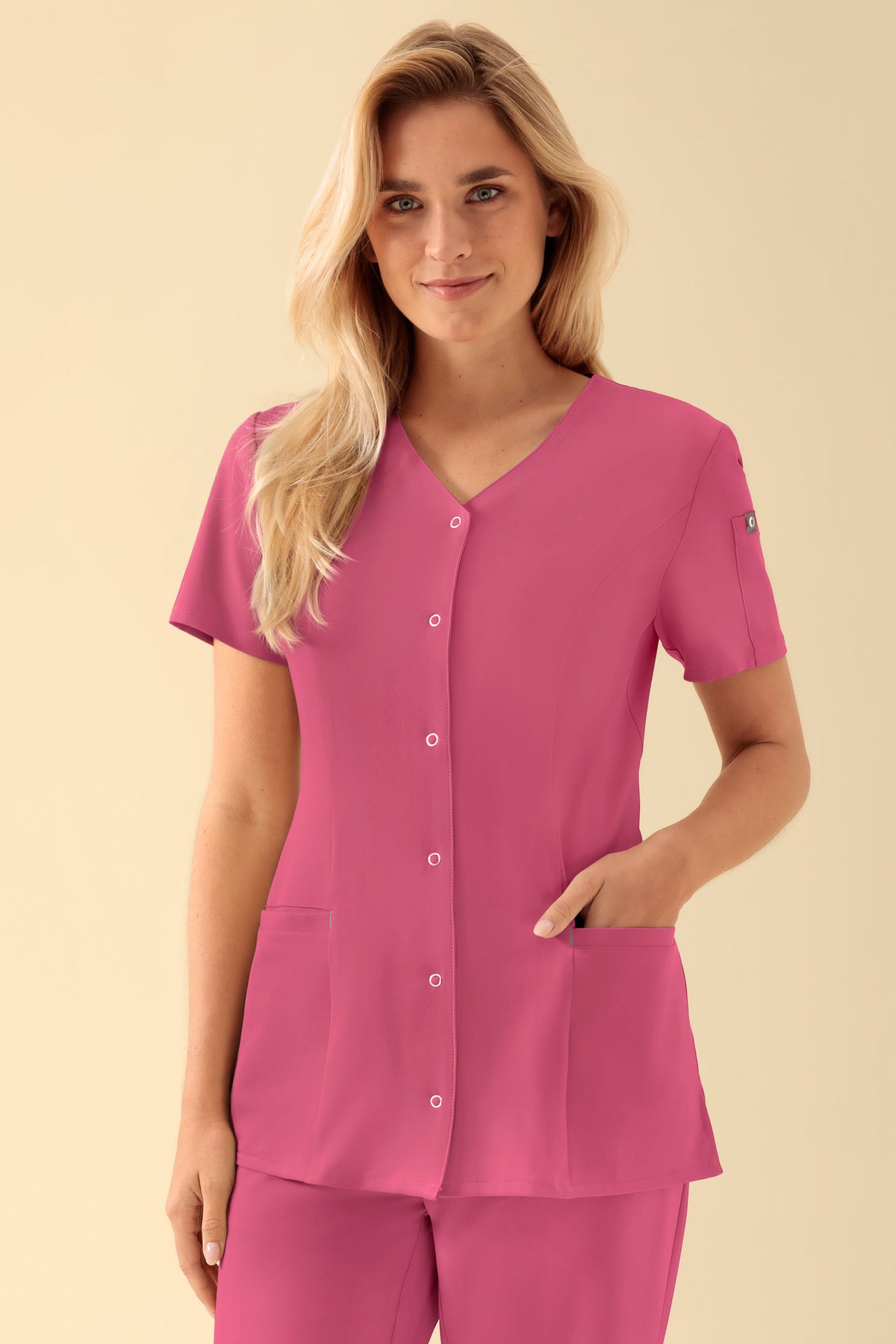 KAERE Blouse Femme - Patte de boutonnage bois de rose, Vue de face Le mannequin mesure 177 cm et porte la taille S