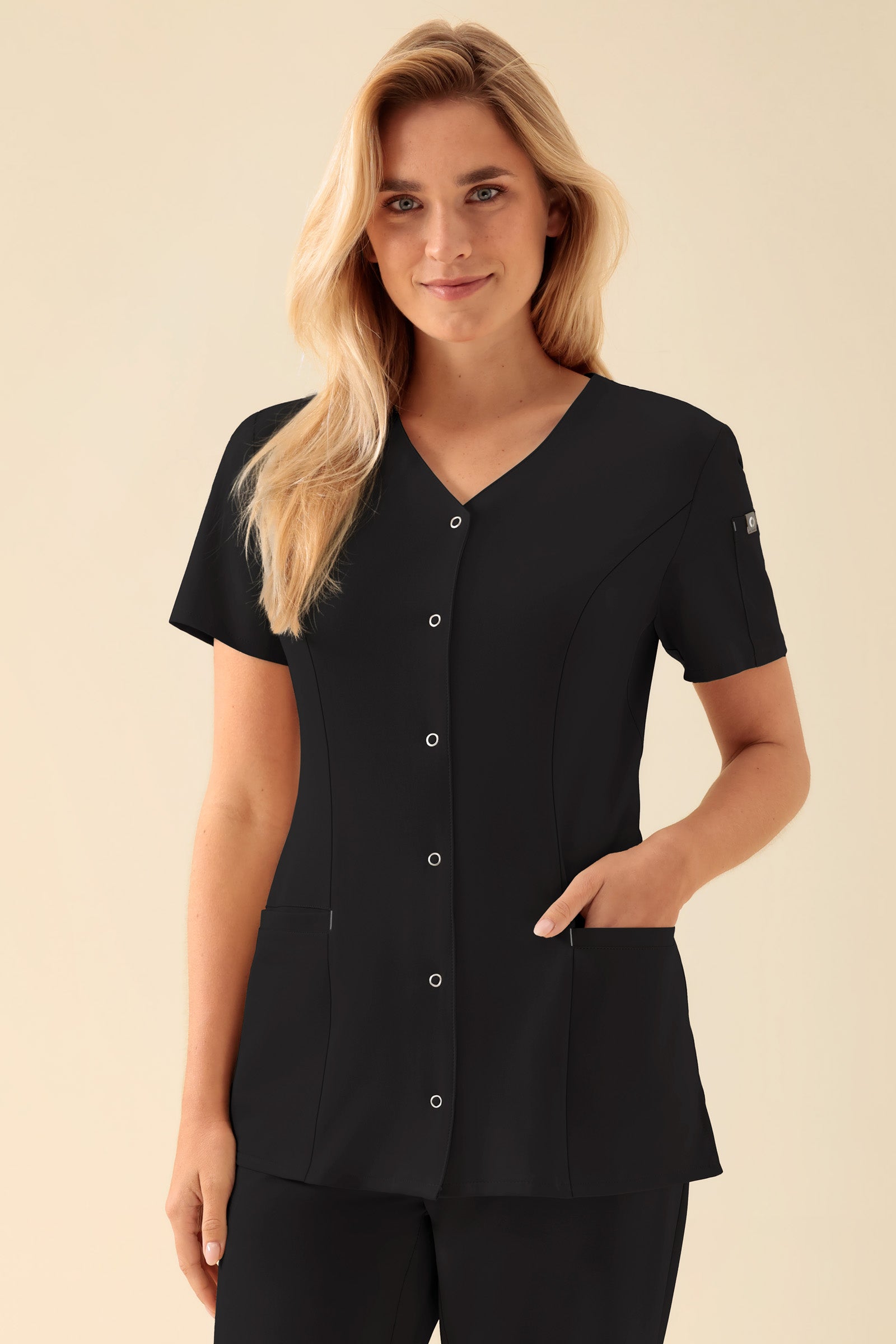 KAERE Blouse Femme - Patte de boutonnage noir, Vue de face Le mannequin mesure 177 cm et porte la taille S