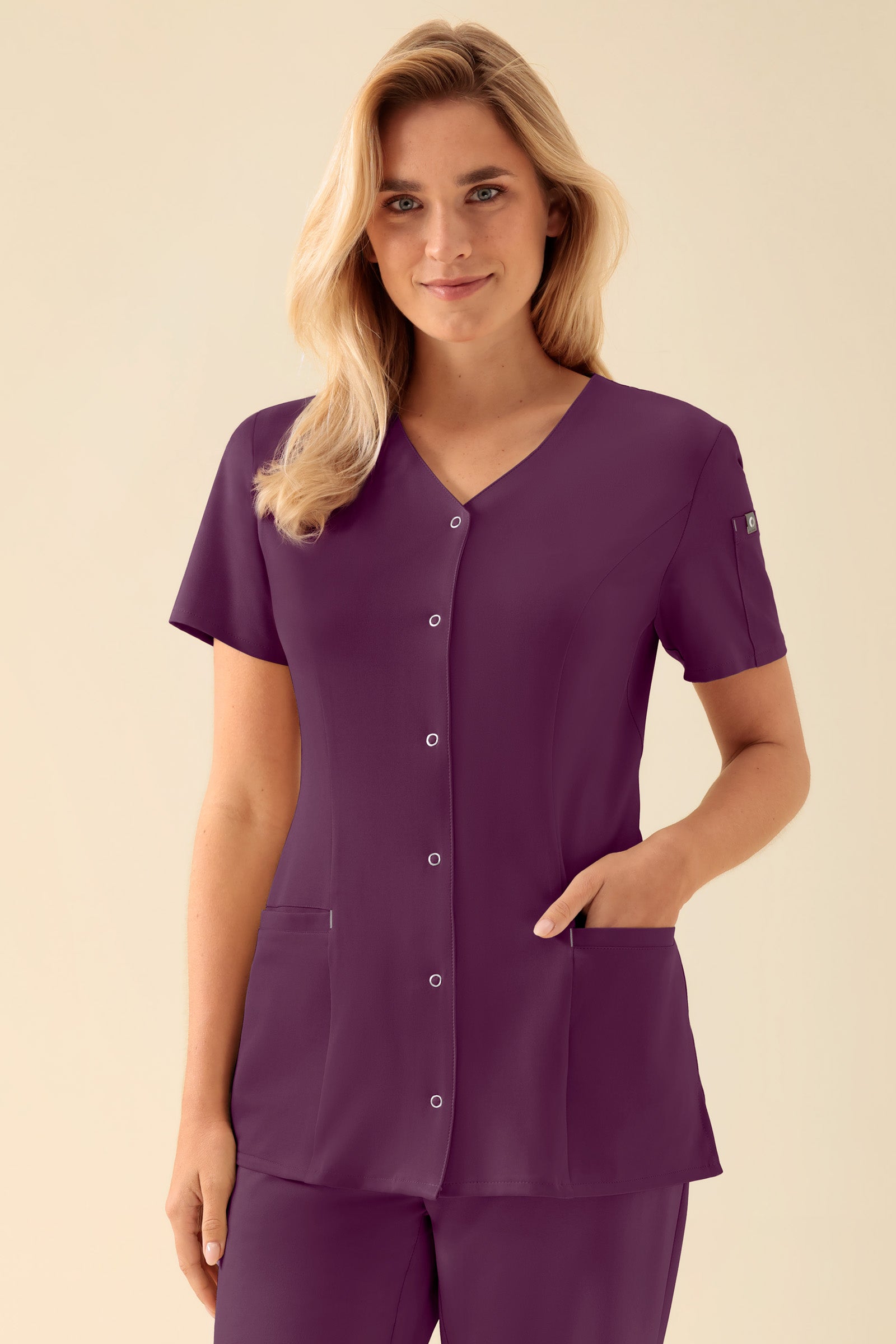 KAERE Blouse Femme - Patte de boutonnage prune, Vue de face Le mannequin mesure 177 cm et porte la taille S