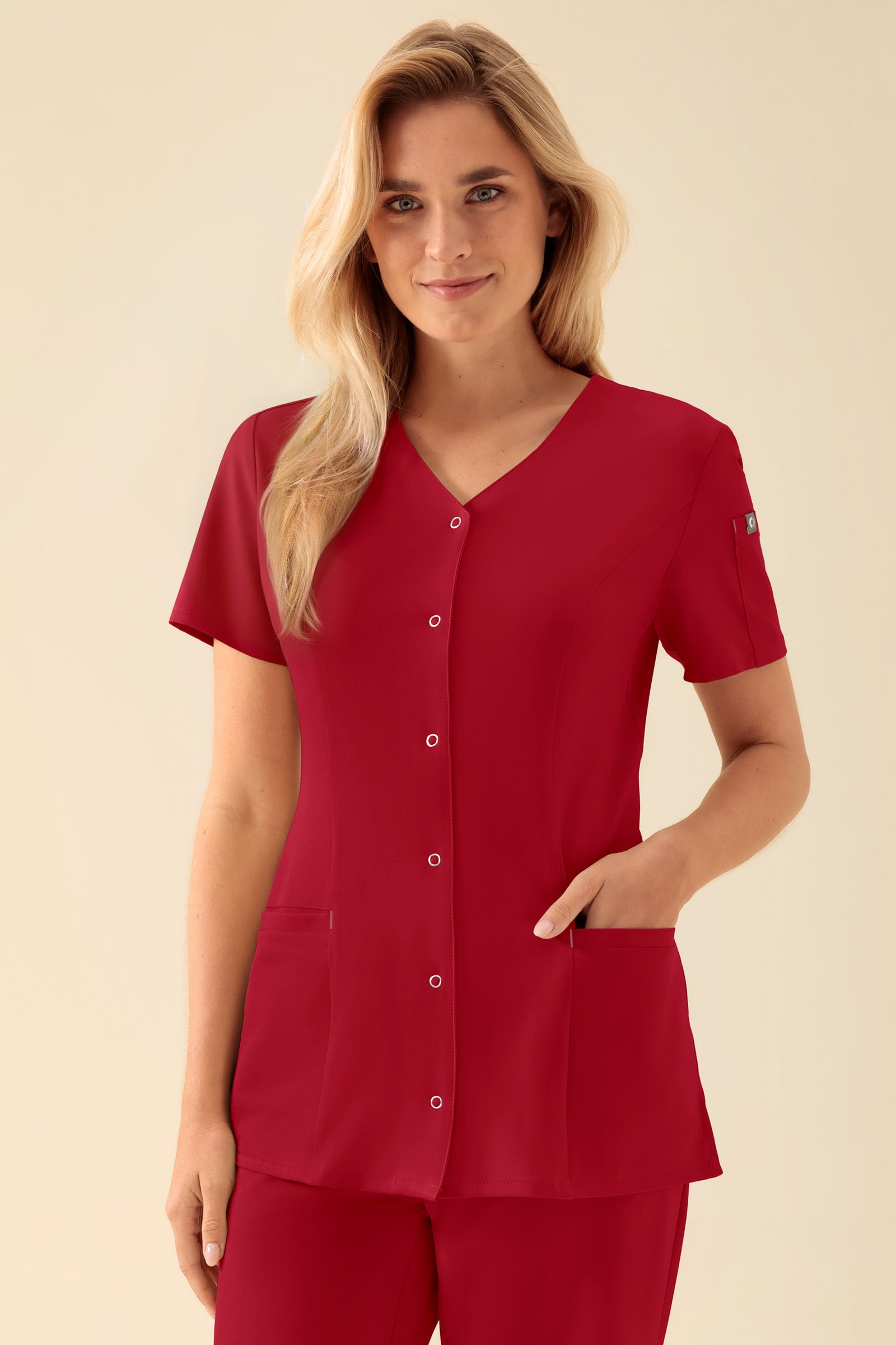 KAERE Blouse Femme - Patte de boutonnage rouge, Vue de face Le mannequin mesure 177 cm et porte la taille S