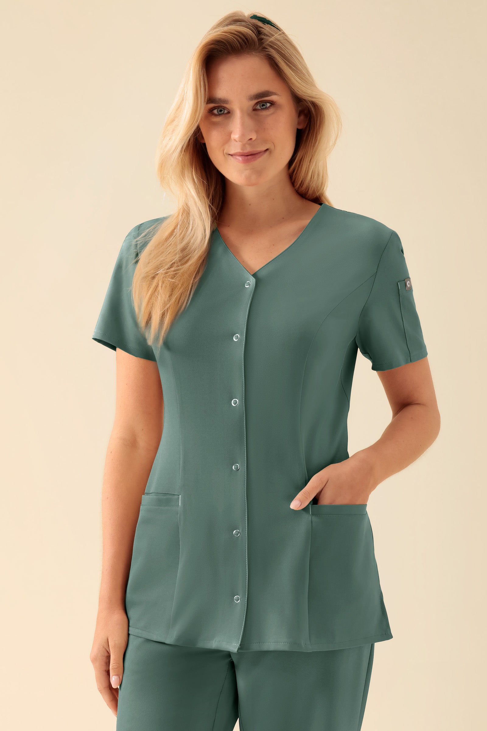 KAERE Blouse Femme - Patte de boutonnage vert foncé, Vue de face Le mannequin mesure 177 cm et porte la taille S