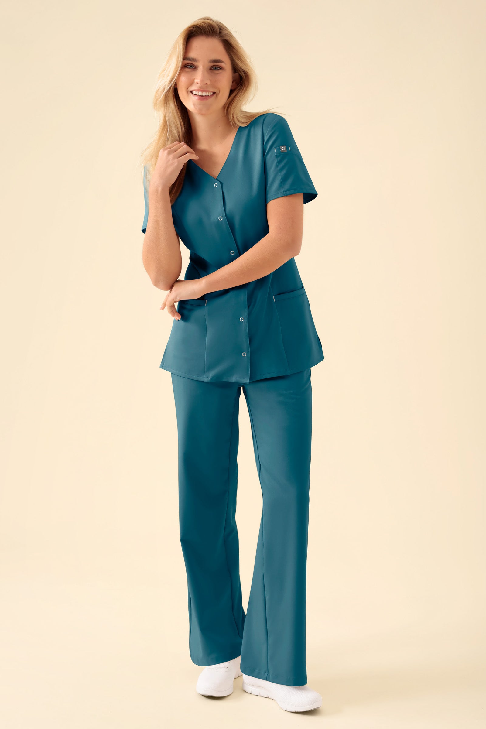 KAERE Blouse Femme - Patte de boutonnage pétrole, Vue de face Le mannequin mesure 177 cm et porte la taille S