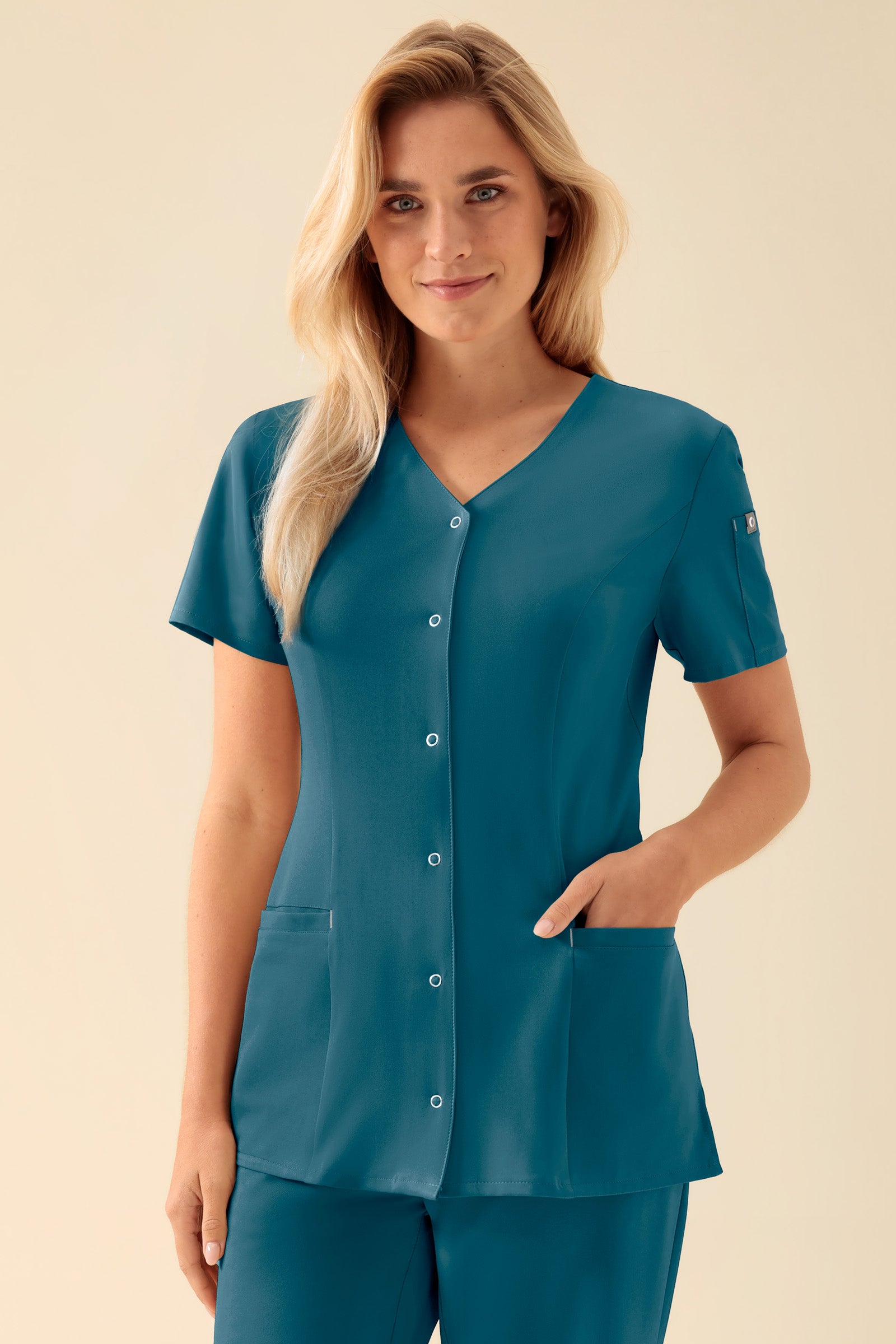 KAERE Blouse Femme - Patte de boutonnage pétrole, Vue de face Le mannequin mesure 177 cm et porte la taille S