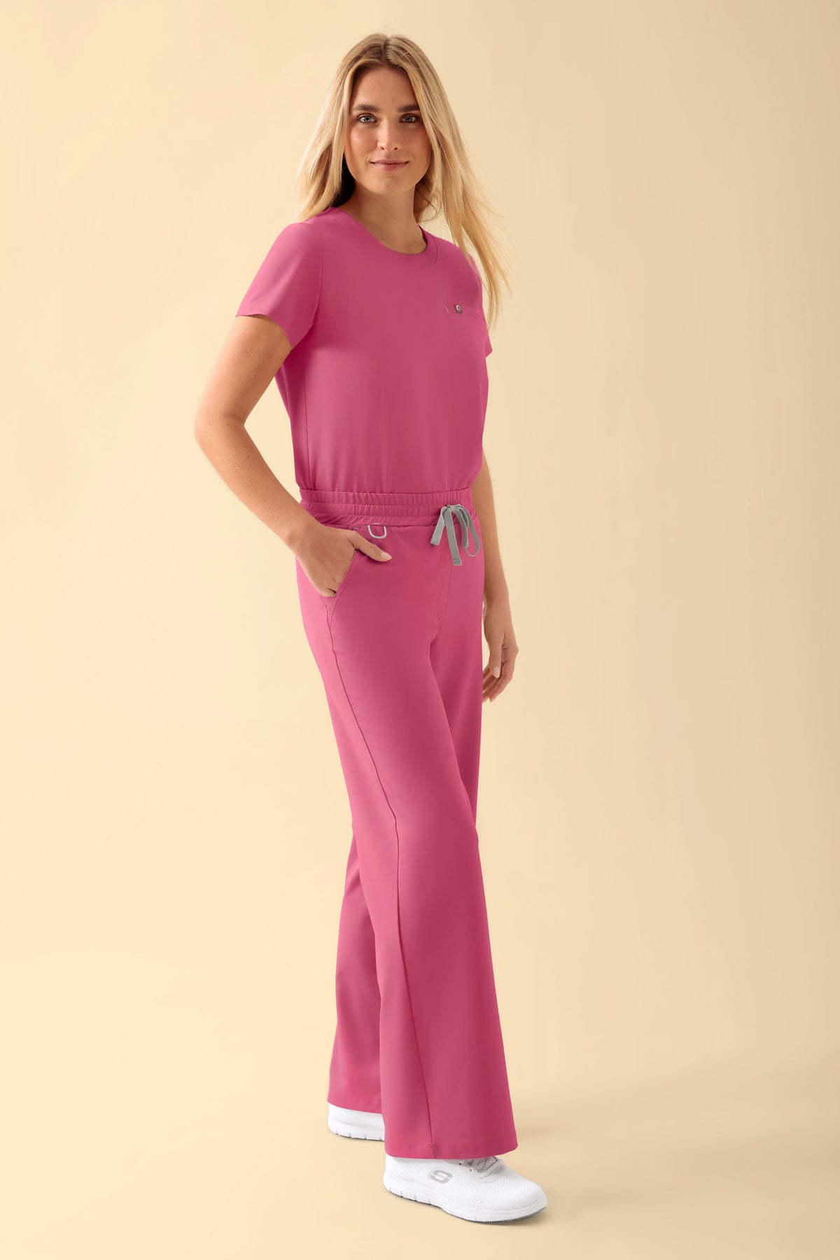 KAERE Pantalon Femme - large jambe bois de rose, Vue de face Le mannequin mesure 177 cm et porte la taille S
