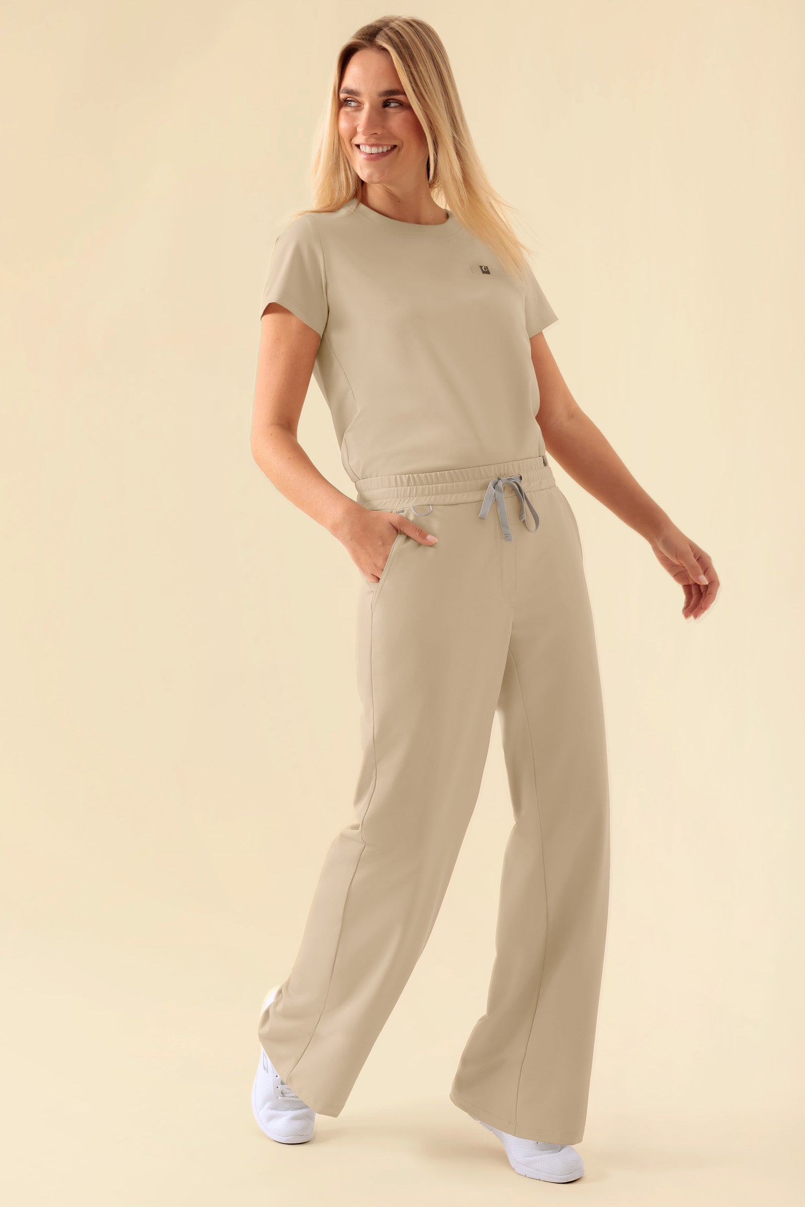 KAERE Pantalon Femme - large jambe sable, Vue de face Le mannequin mesure 177 cm et porte la taille S