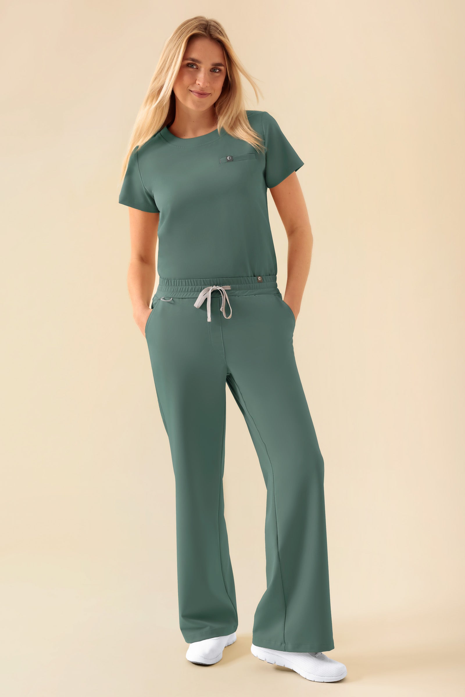 KAERE Pantalon Femme - large jambe vert foncé, Vue de face Le mannequin mesure 177 cm et porte la taille S