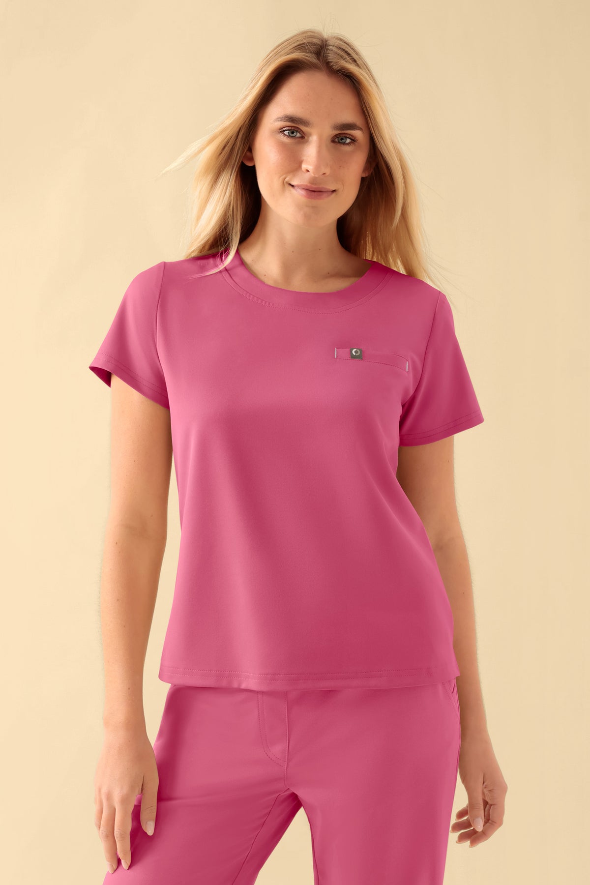 KAERE T-shirt Femme - Encoloure ronde bois de rose, Vue de face Le mannequin mesure 177 cm et porte la taille S